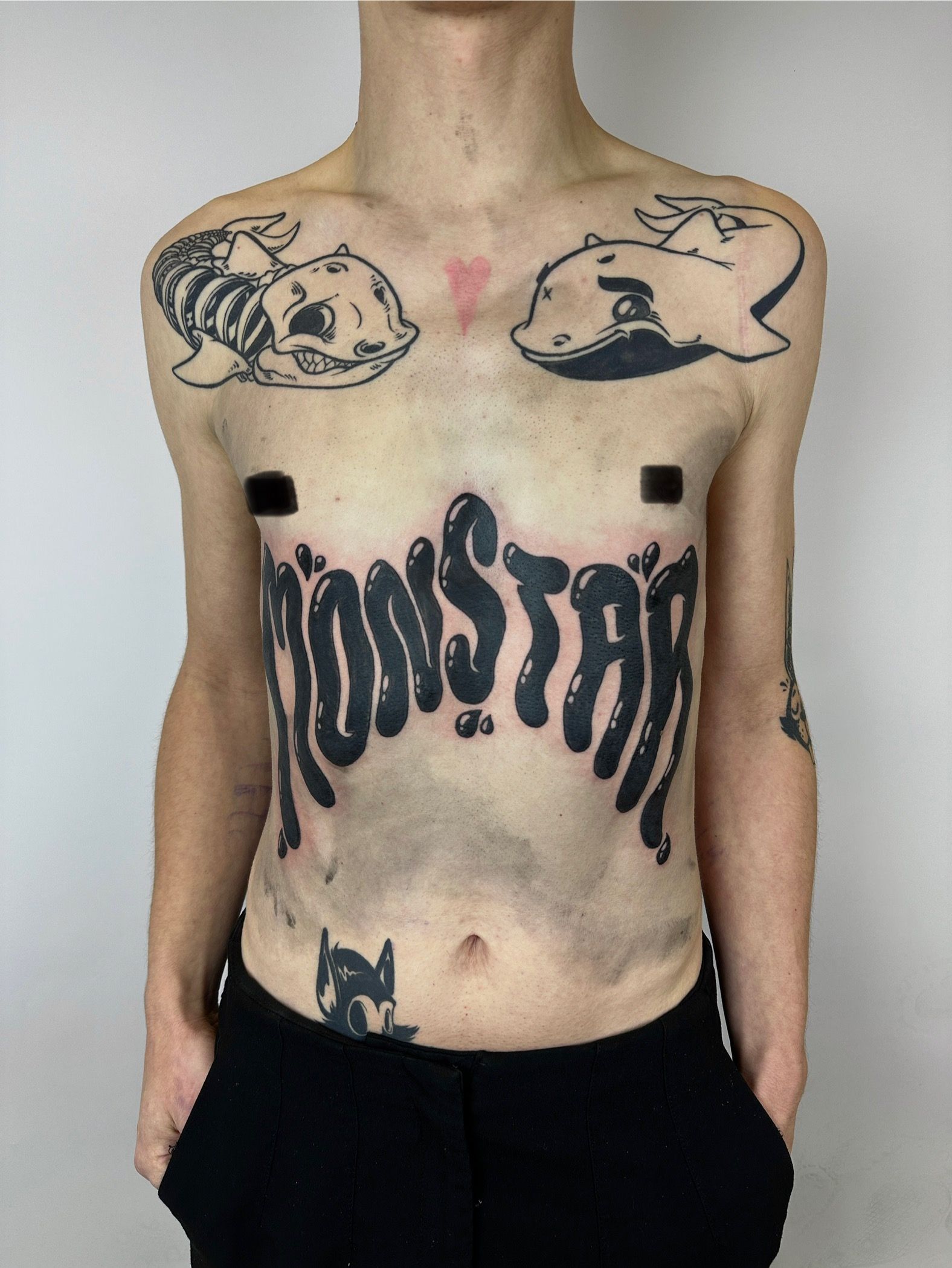 Lettering im Black & Gray Style auf Brust von Rougetattoos in Leipzig