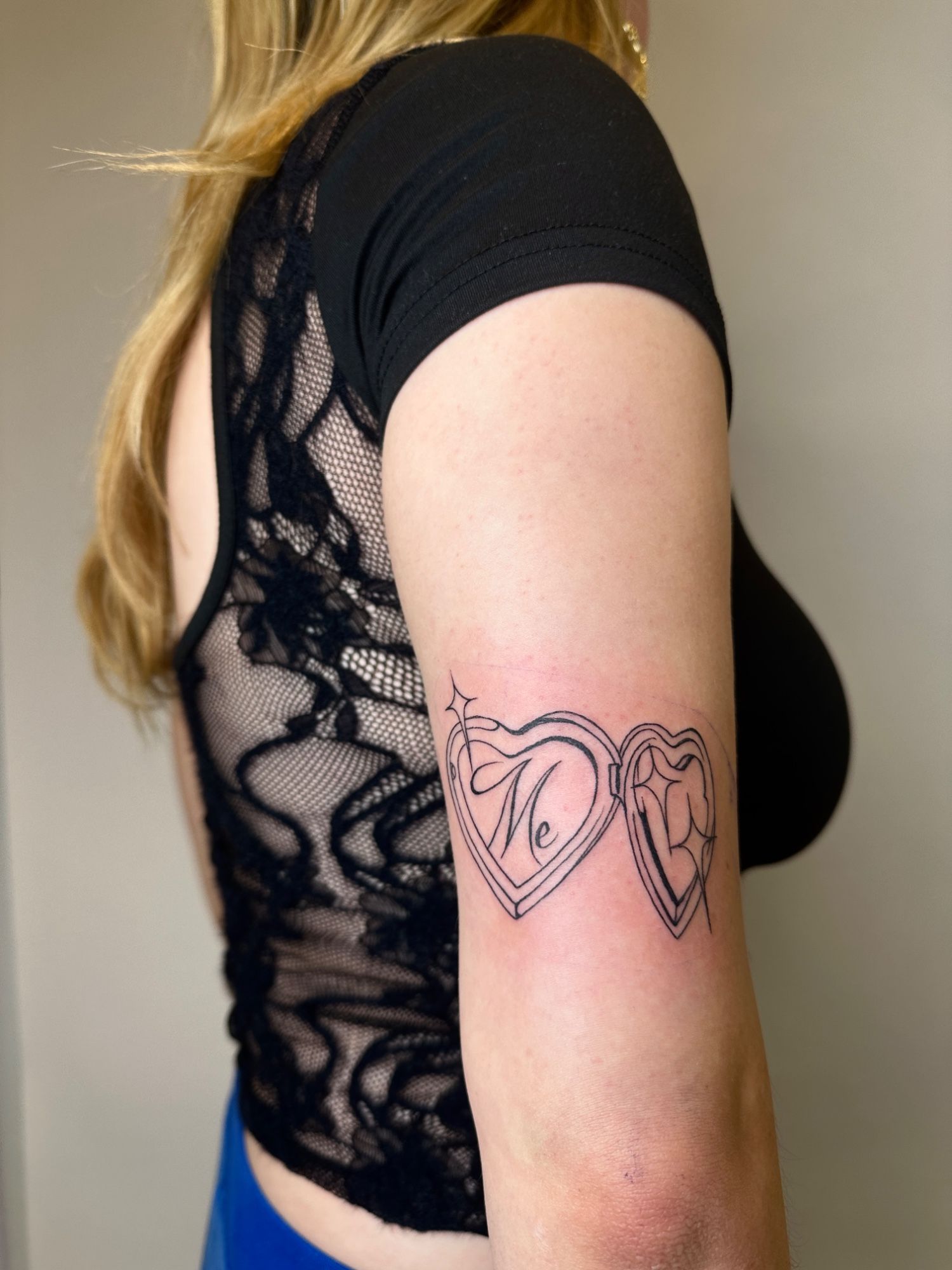 Self love im Black & Gray Style auf Oberarm von Rougetattoos in Leipzig