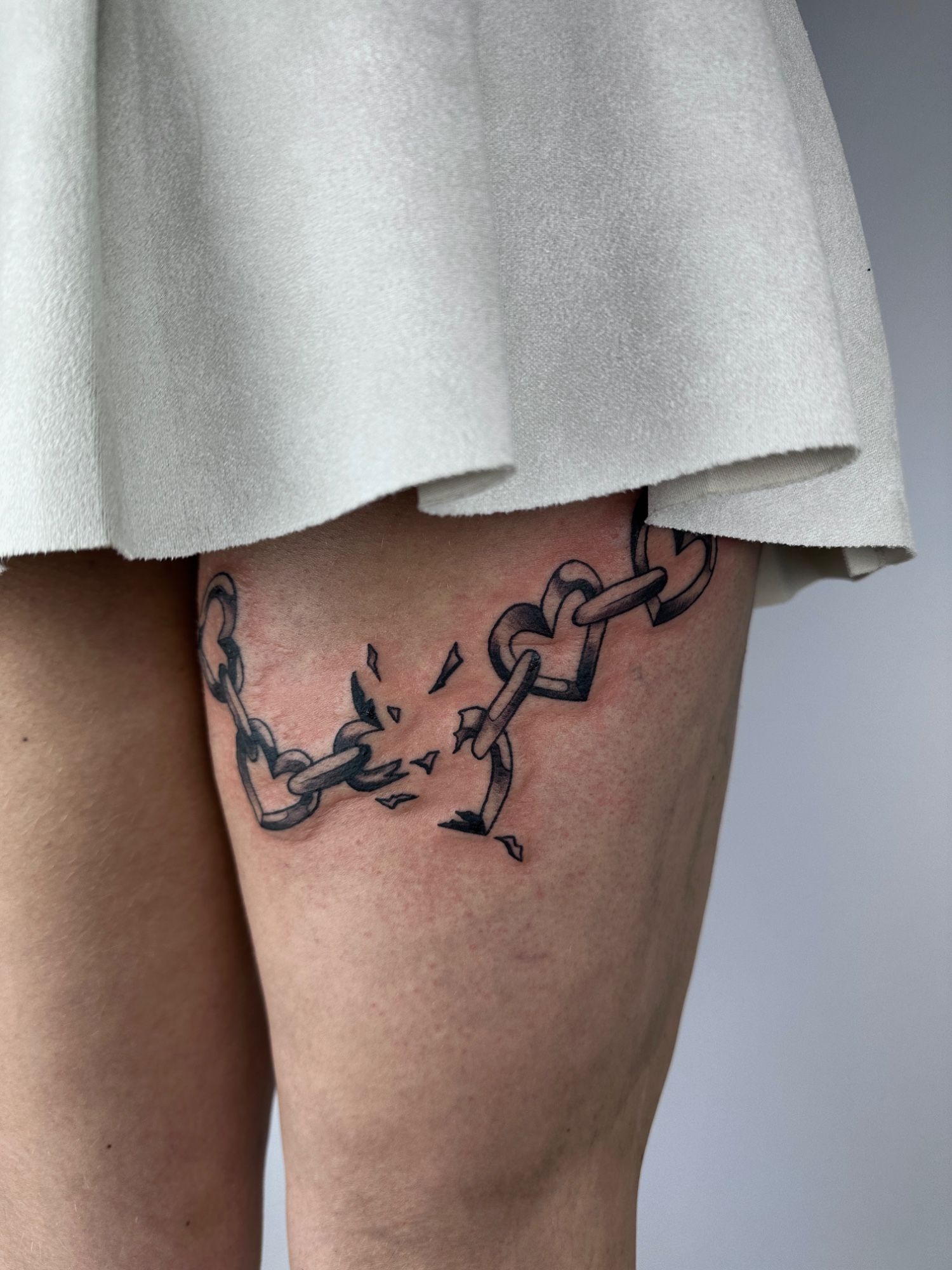 Heart broken chain ⛓️‍💥 im Blackwork Style auf Bein von Rougetattoos in Leipzig
