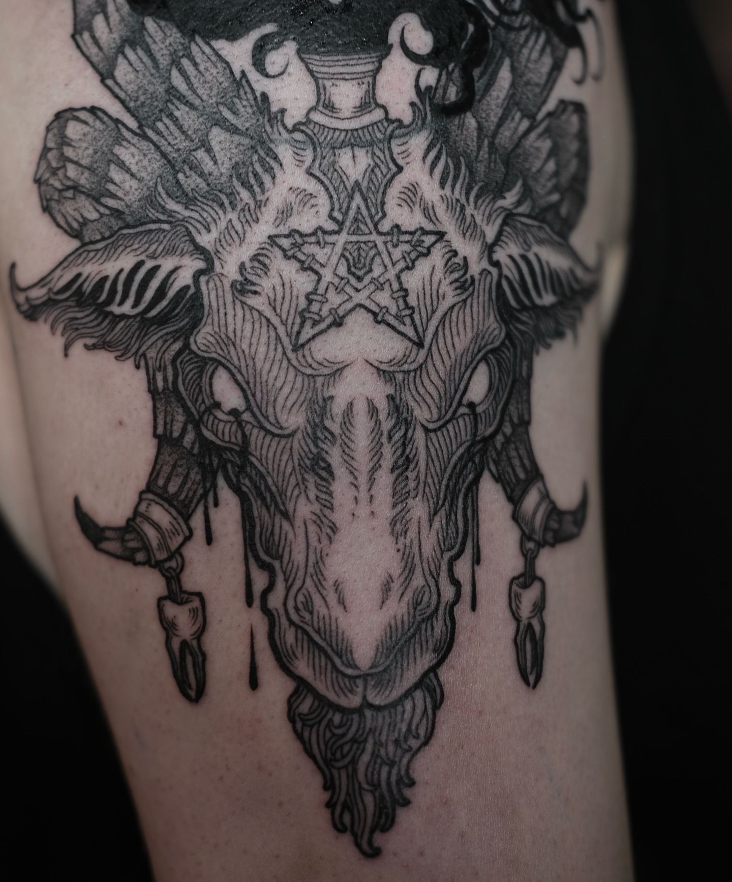Baphomet im Blackwork Style auf Oberarm von Nachtkrabb.tattoo in 71636