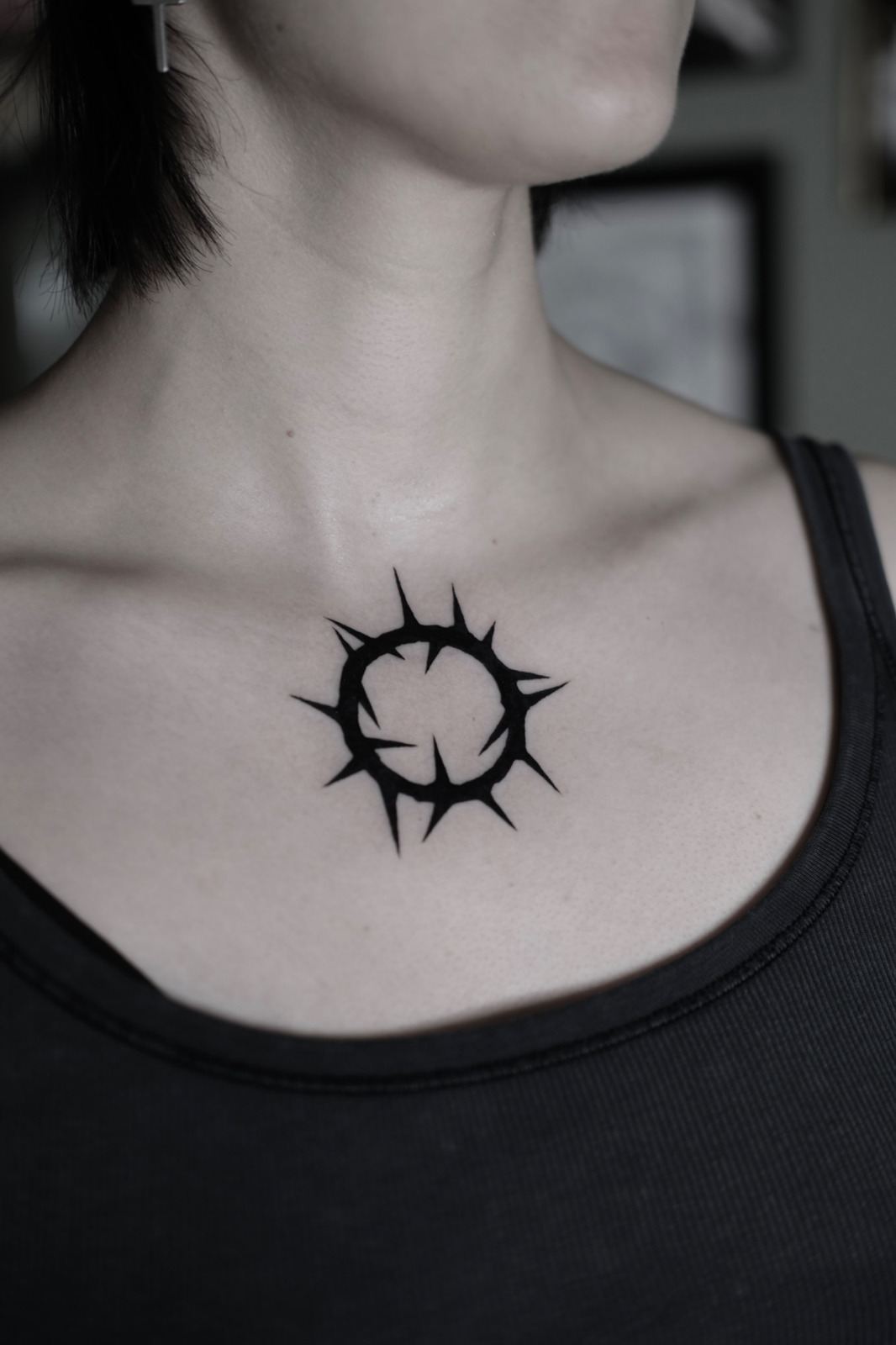 Dornenkranz im Blackwork Style auf Brust von Nachtkrabb.tattoo in 71636