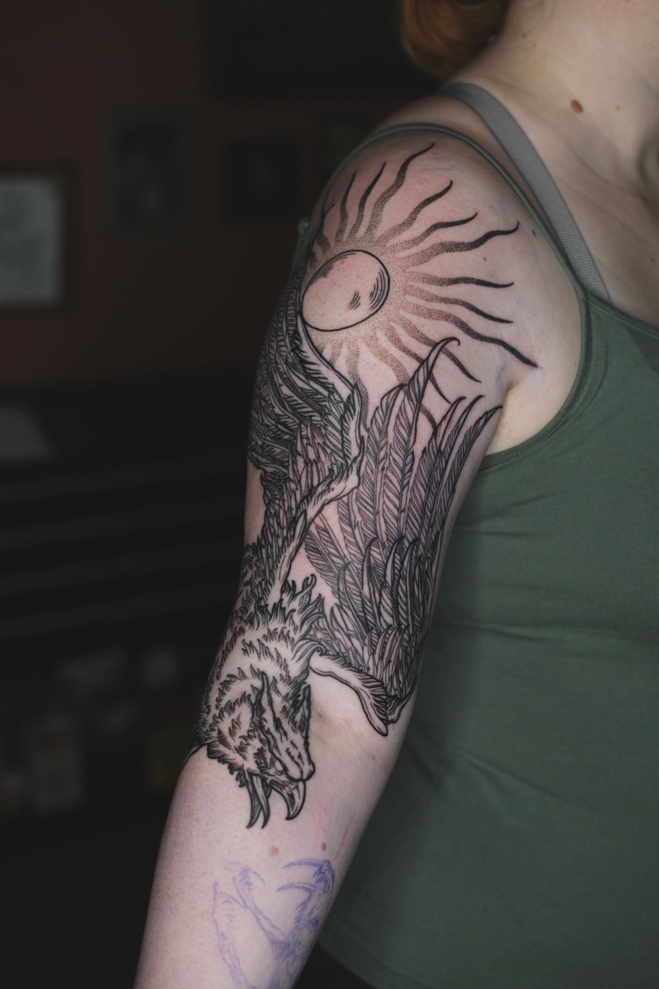 Greif im Blackwork Style auf Oberarm von Nachtkrabb.tattoo in 71636