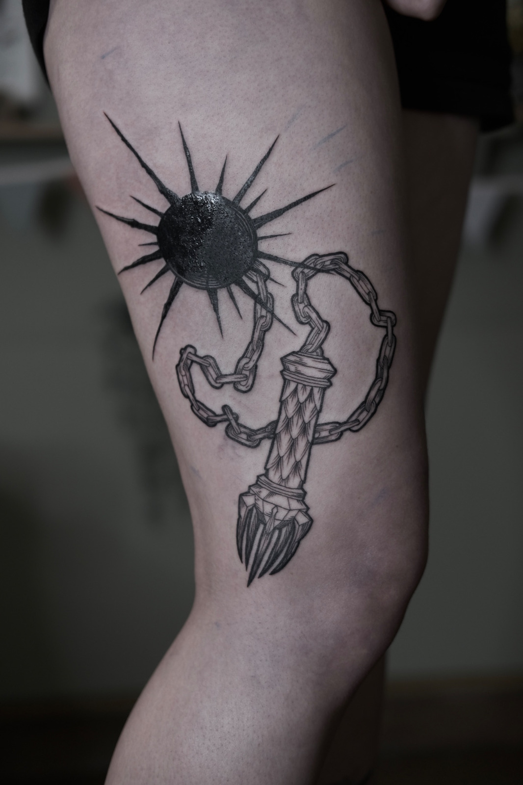 Morgenstern im Blackwork Style auf Oberschenkel von Nachtkrabb.tattoo in 71636