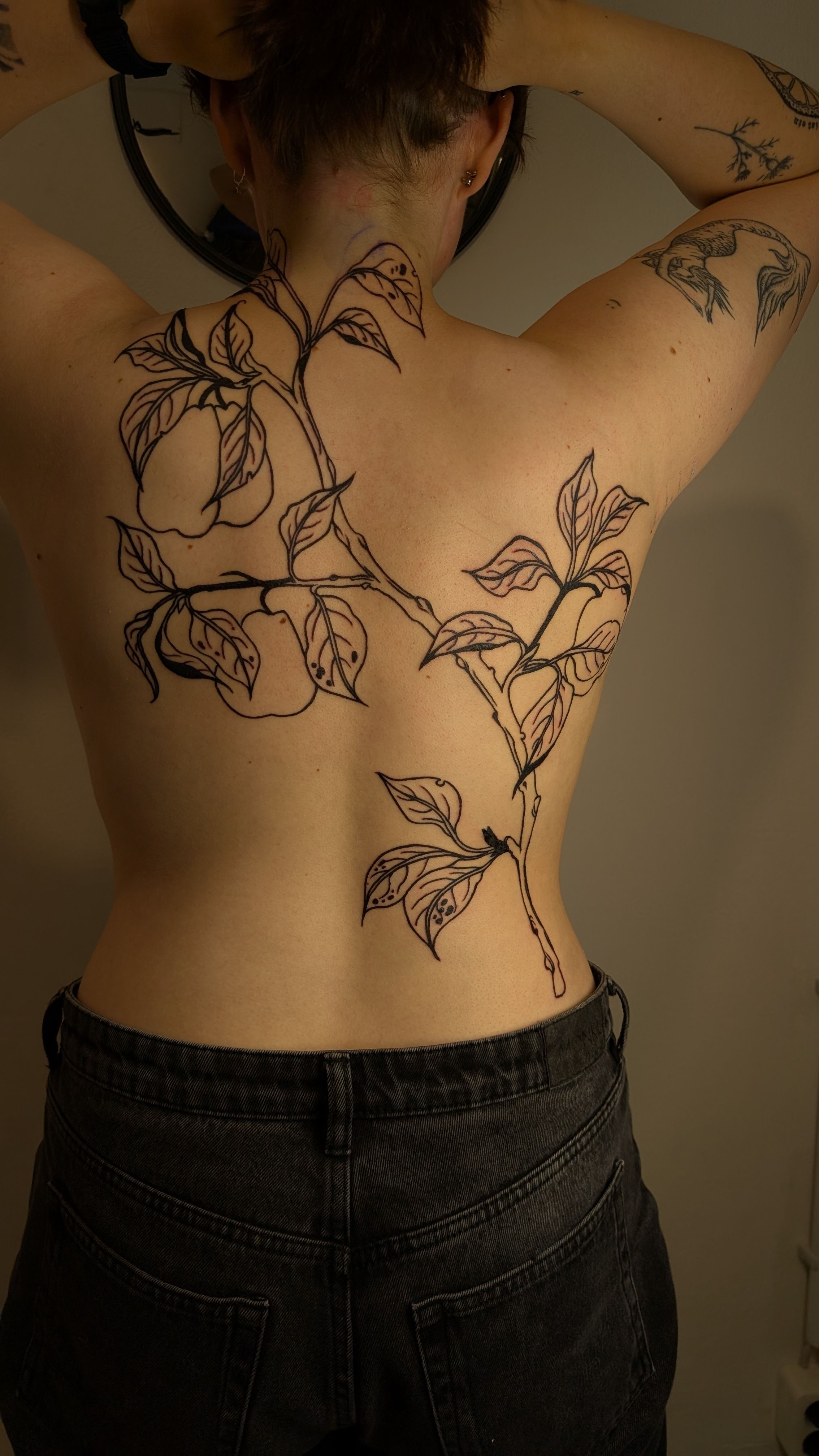 Bontanical Birnen Zweig Backpiece in Blackwork style on Back by janus_tattoo Hamburg
