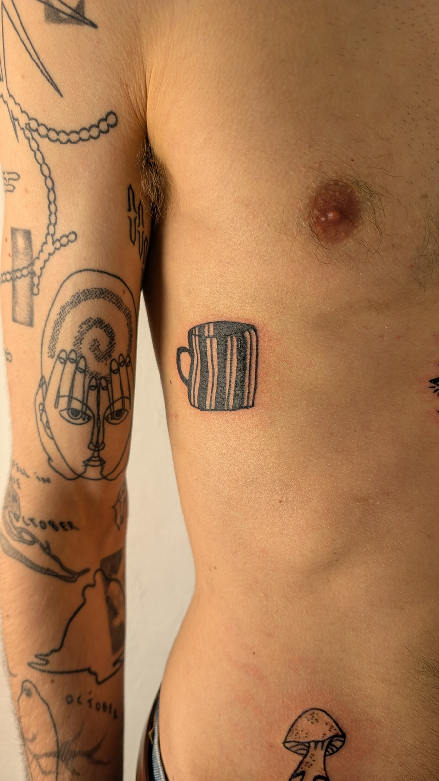 Cozy whimsical Tasse im Blackwork Style auf Rippen von janus tattoo in Hamburg