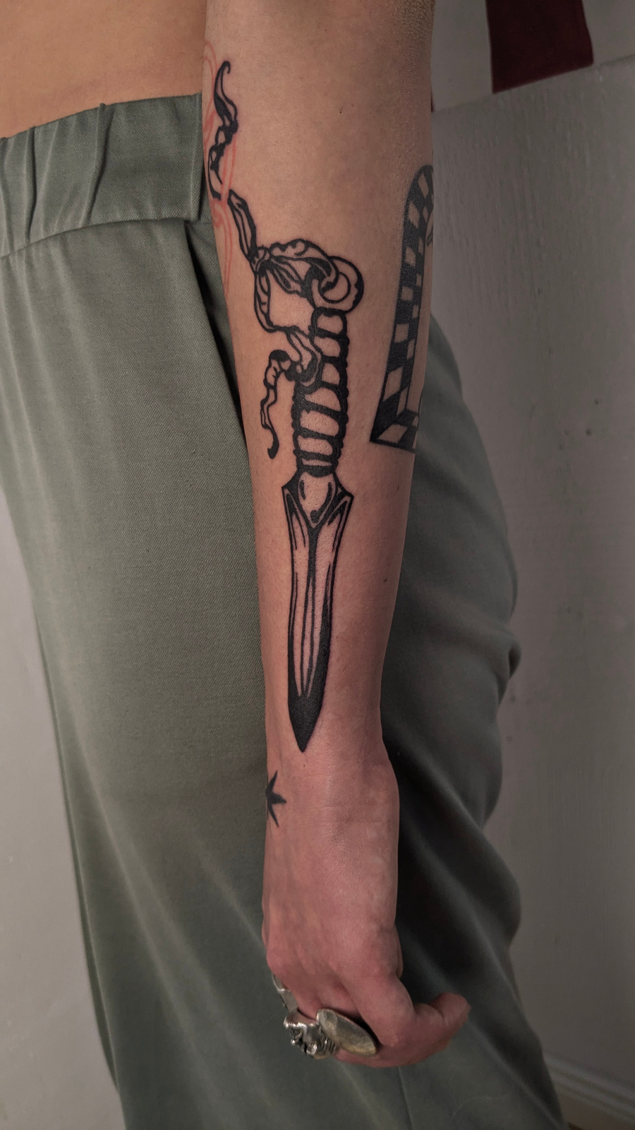 custom Dolch / Messer im Blackwork Style auf Oberarm von janus tattoo in Hamburg