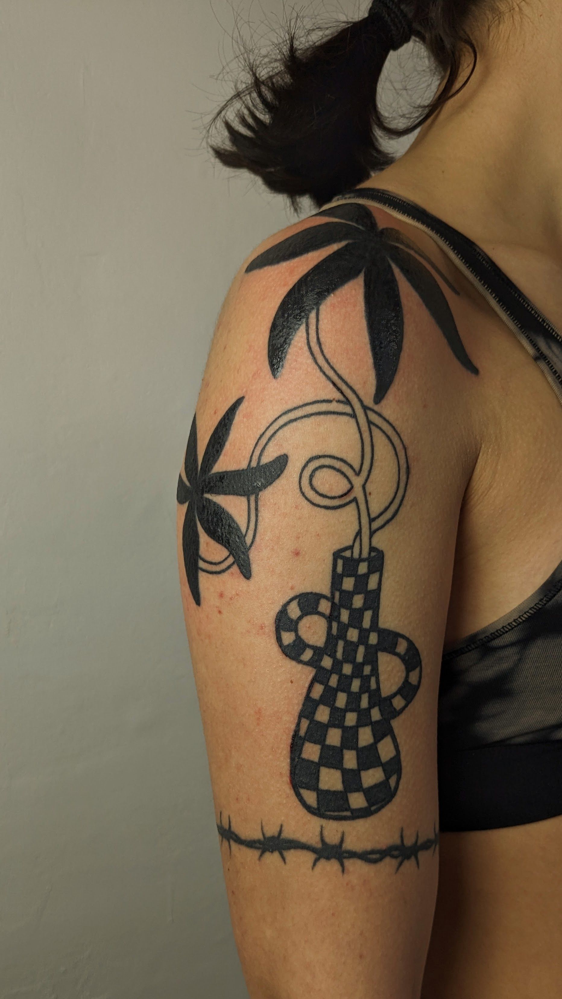 custom freehand Vase mit abstrakten blackout Blumen in Blackwork style on Upper Arm by janus_tattoo Hamburg