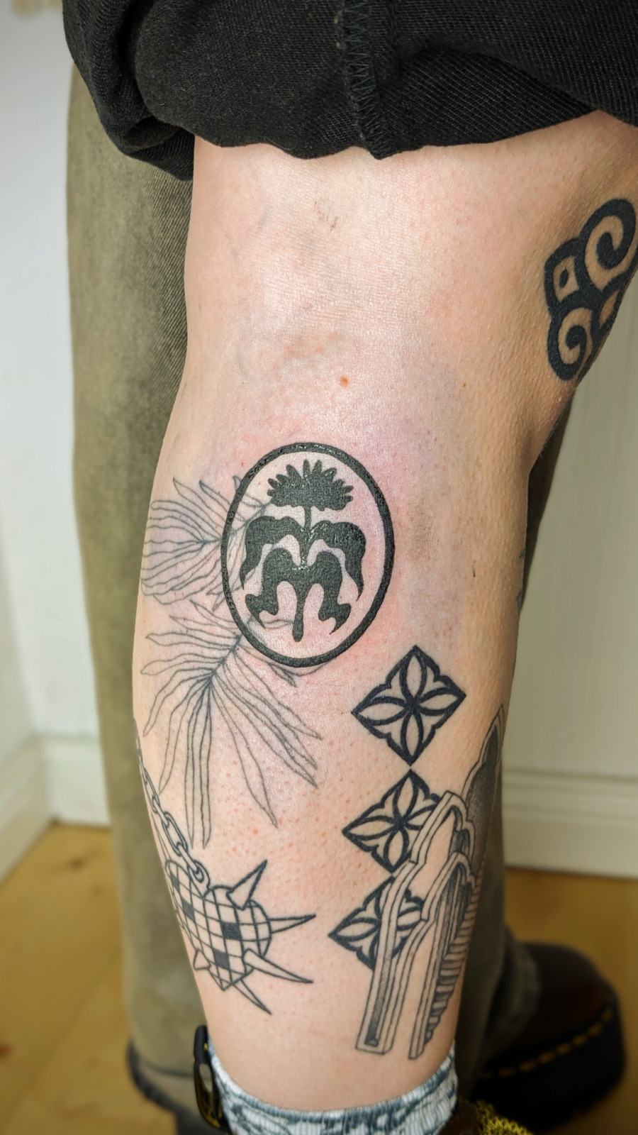 florales Blumen Ornament mit Rahmen im Blackwork Style auf Wade von janus tattoo in Hamburg