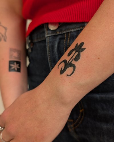 Iris mini im Blackwork Style auf Unterarm von janus_tattoo in Hamburg