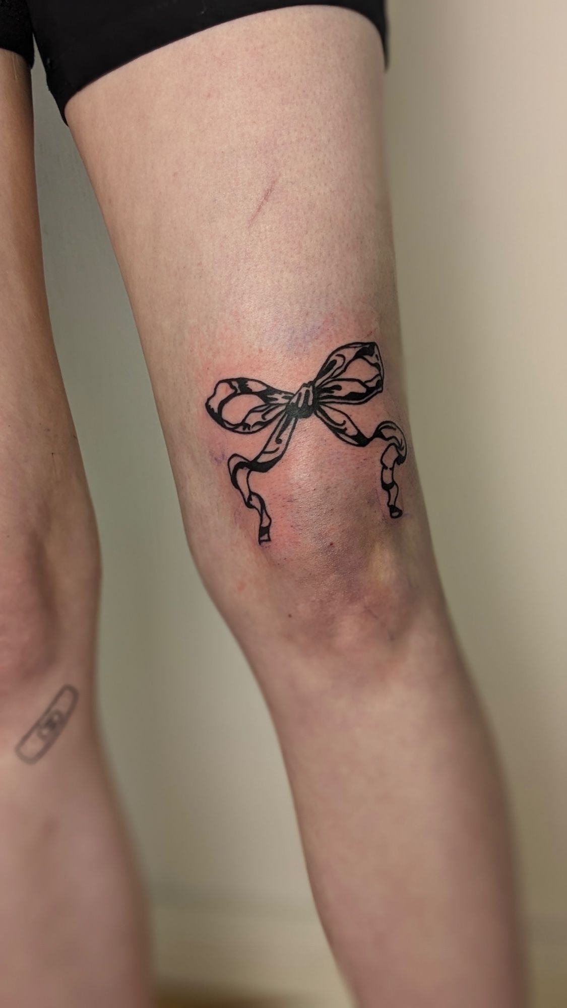 Schleife in Blackwork style on Leg by janus_tattoo Hamburg