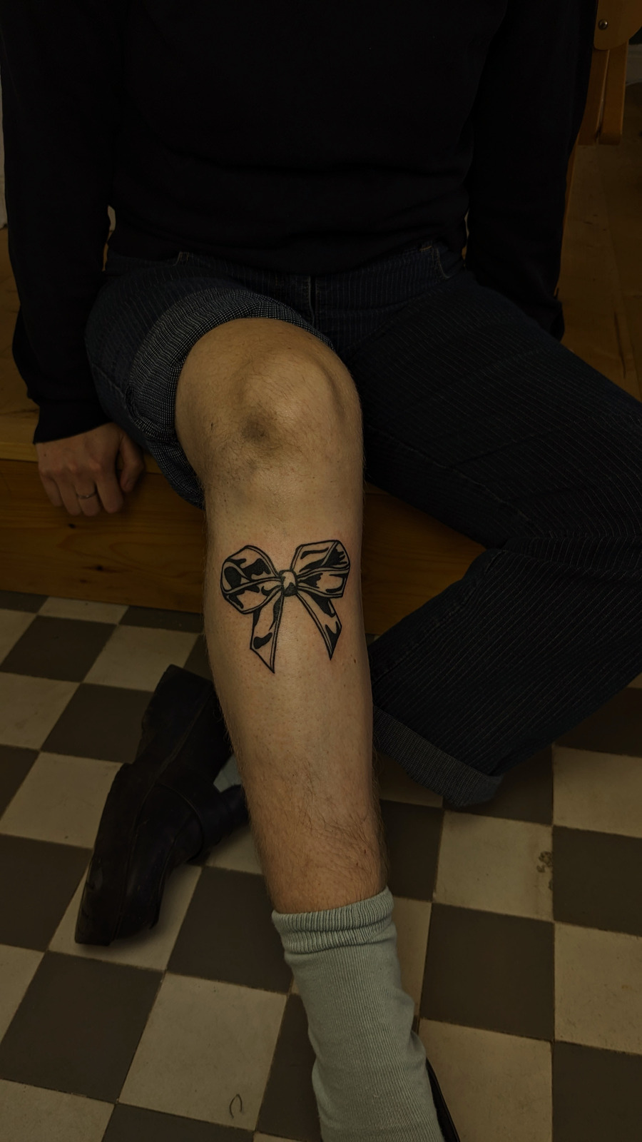 schleife im Blackwork Style auf Bein von janus tattoo in Hamburg