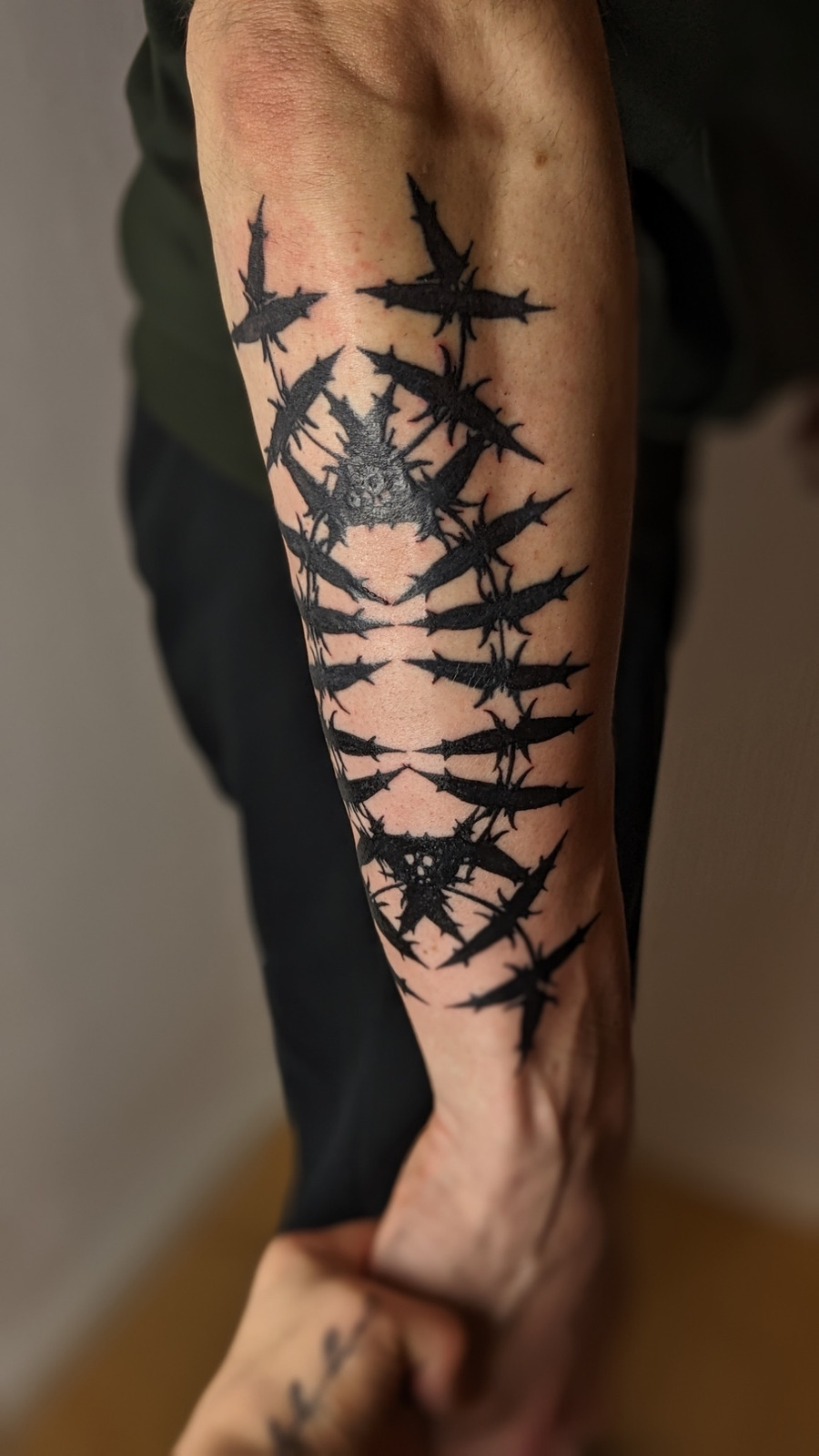 Stachel symmetrisch im Blackwork Style auf Unterarm von janus tattoo in Hamburg
