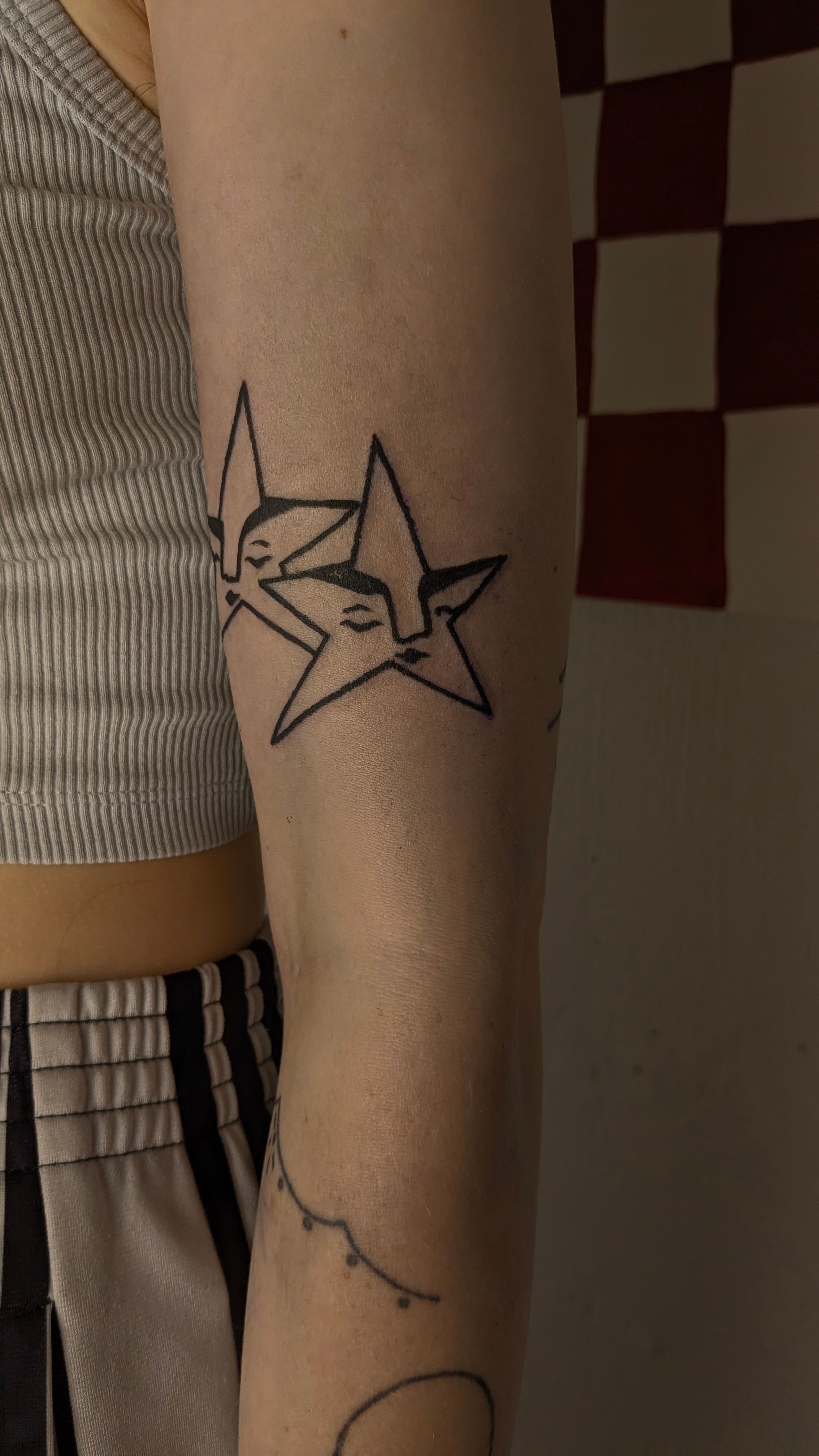 Sterne x janus Gesicht Signatur in Illustrative style on Upper Arm by janus_tattoo Hamburg