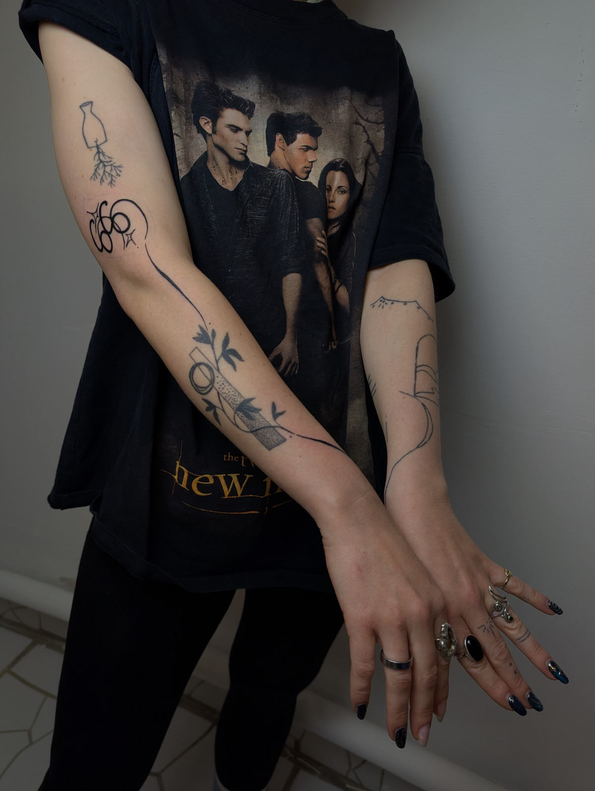 abstrakte Liene, tag tattoo, komposition im Line Work Style auf Unterarm von janus tattoo in Hamburg