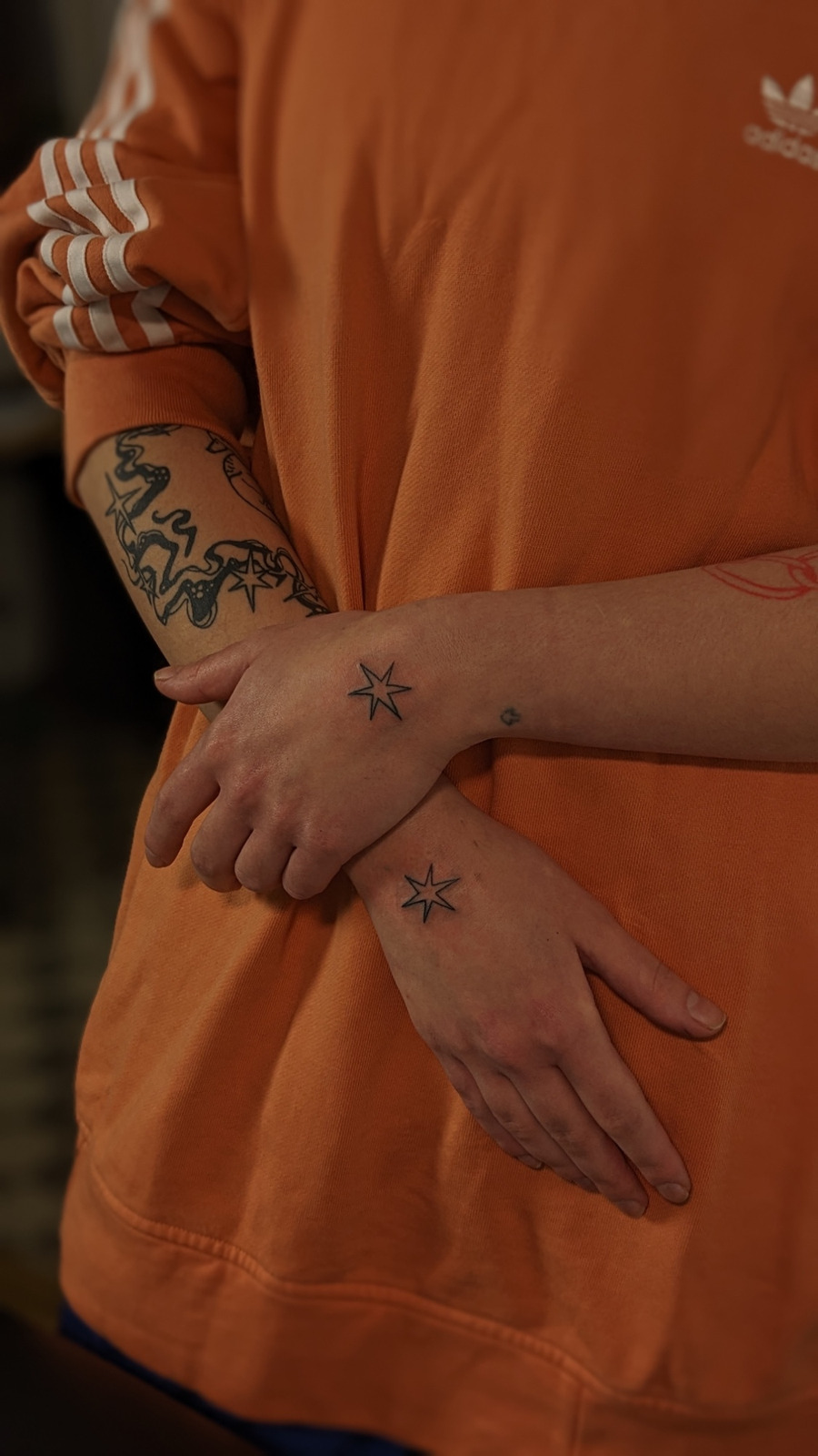 sterne handtattoo im Line Work Style auf Hand von janus tattoo in Hamburg
