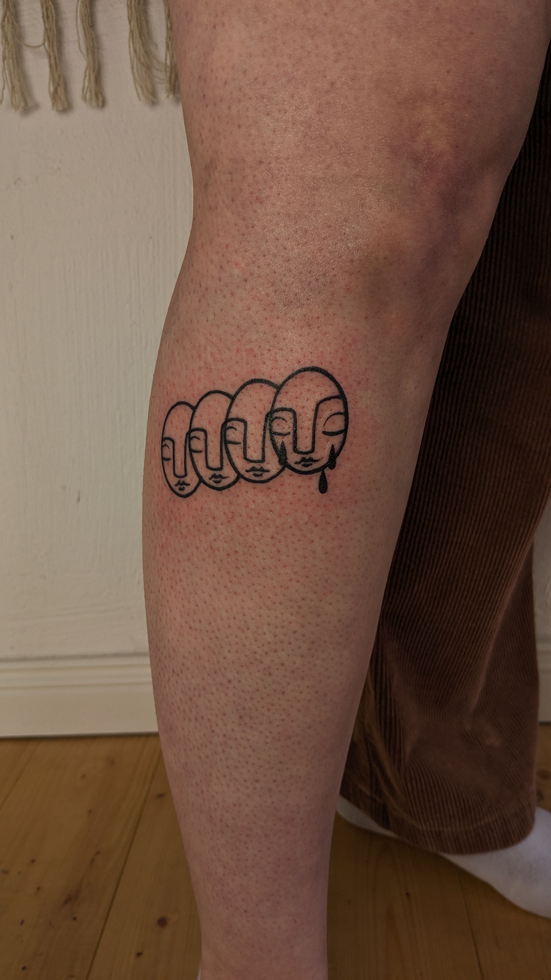 weinende Gesichter Wiederholung x janus Gesicht Signatur in Line Work style on Calf by janus_tattoo Hamburg