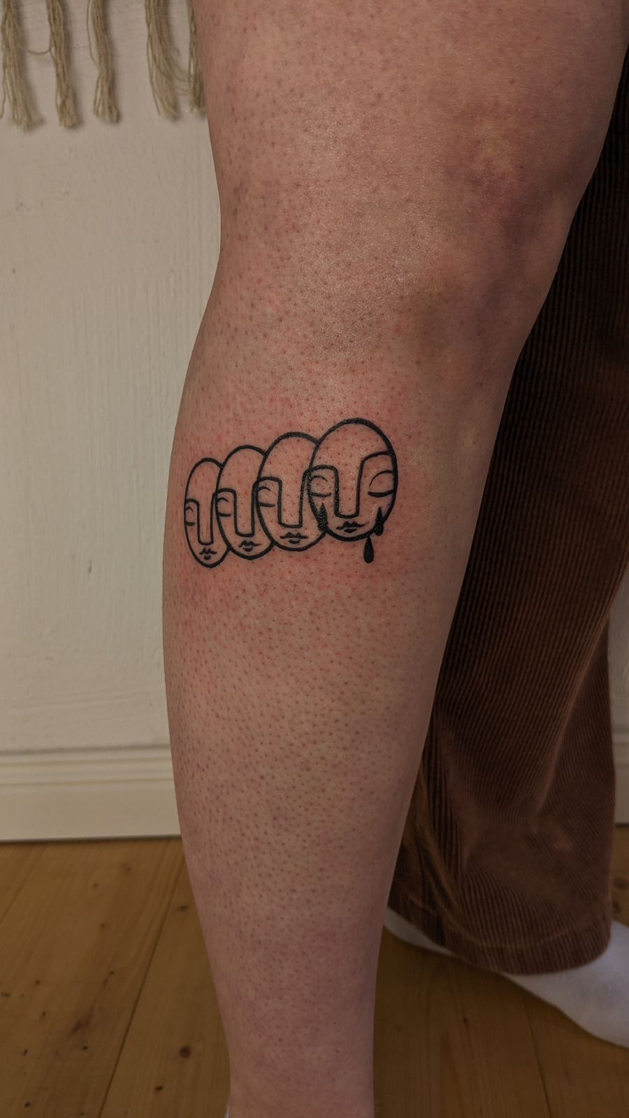 weinende Gesichter Wiederholung x janus Gesicht Signatur im Line Work Style auf Wade von tattoo in Hamburg
