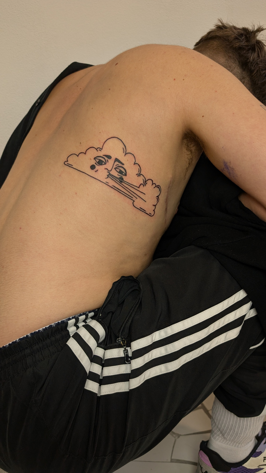 Wolke custom x janus Gesicht Signatur im Line Work Style auf Rücken von tattoo in Hamburg