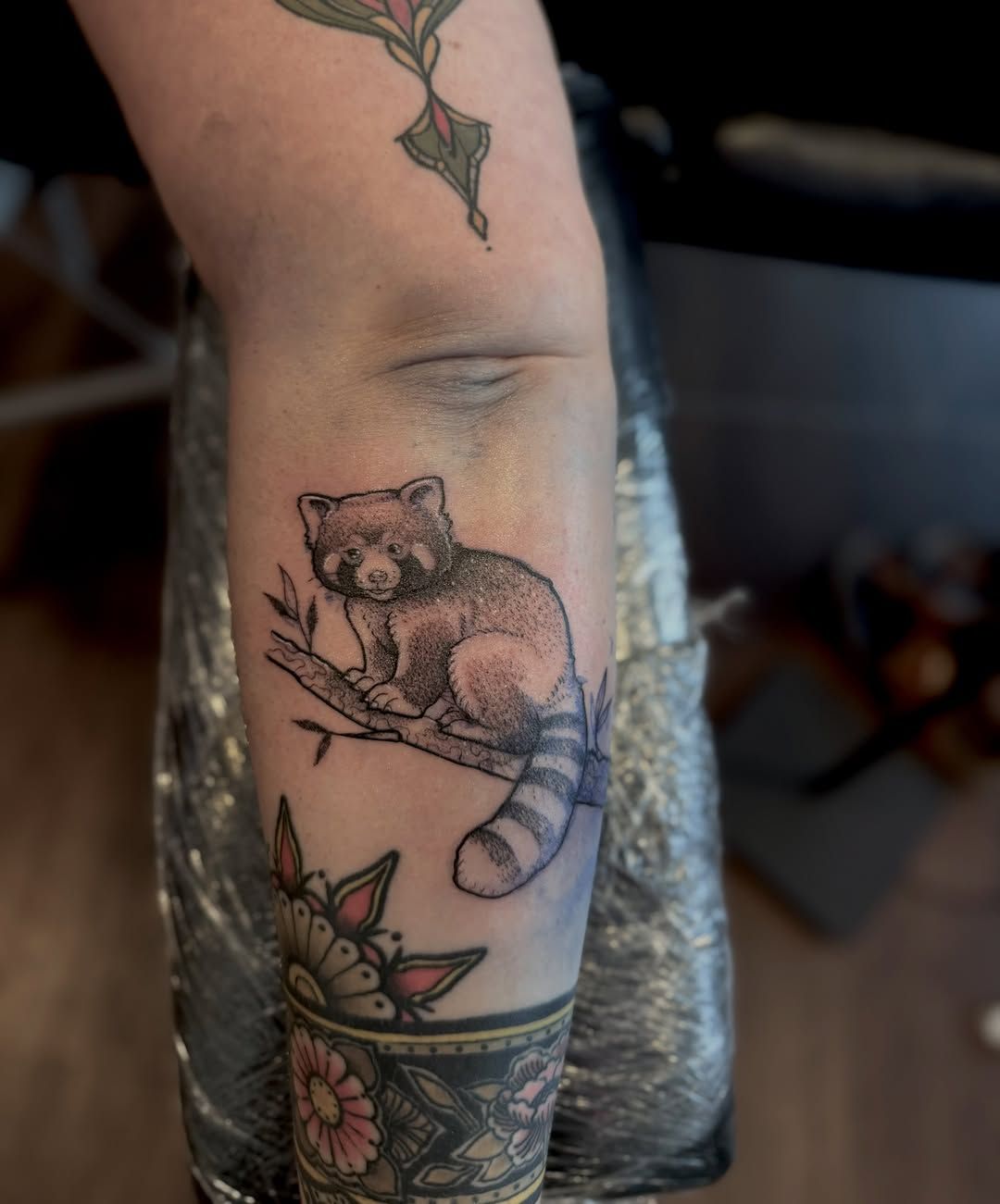 Roter Panda, Blumen Illustrative Unterarm-Tattoo im Style auf Unterarm von roar_ink in Düsseldorf