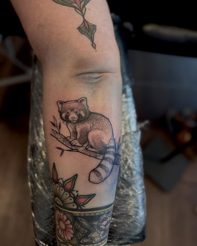 Roter Panda, Blumen Illustrative Unterarm-Tattoo im Style auf Unterarm von roar_ink in Düsseldorf