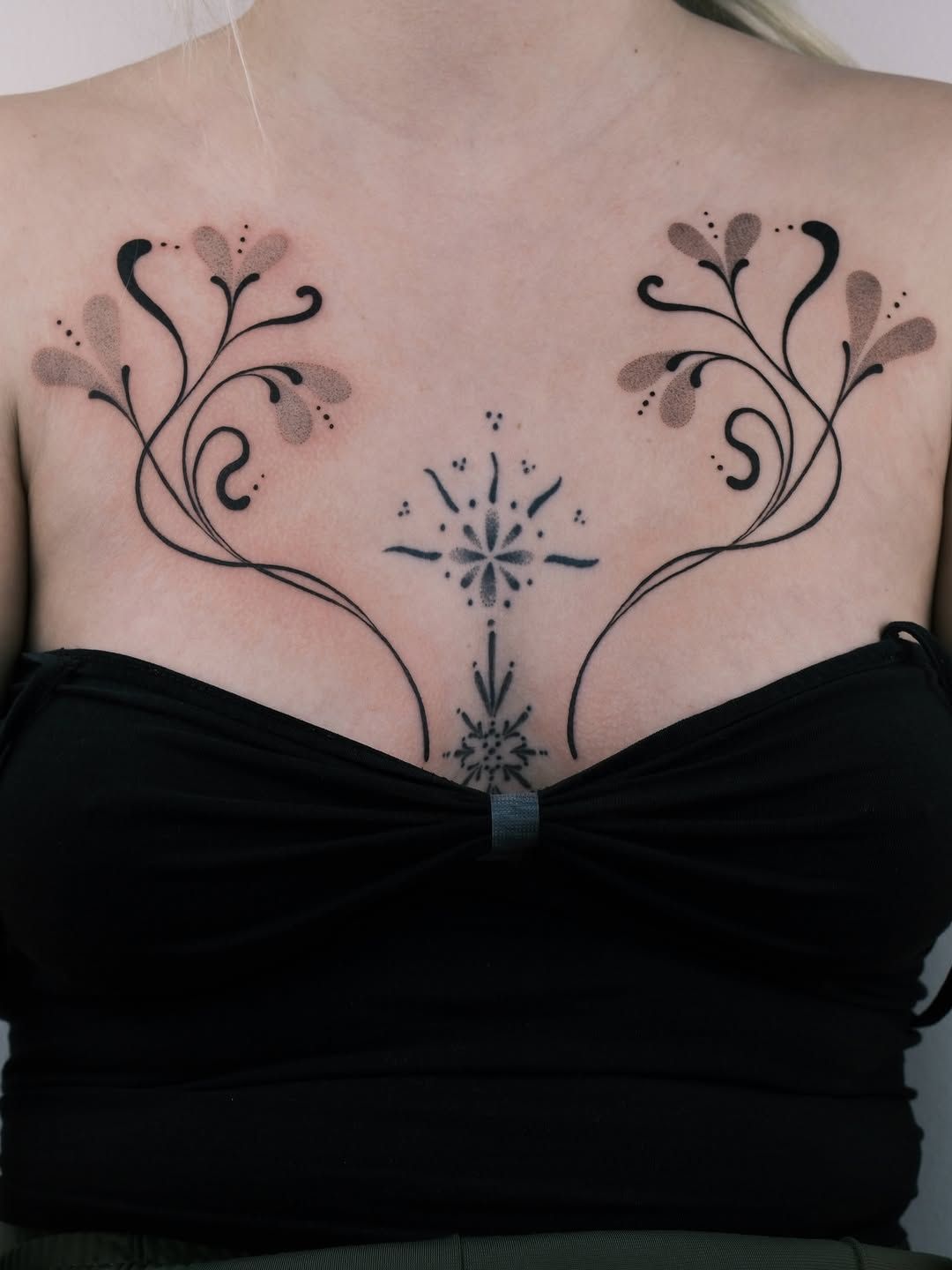 Florales Ornament Brust-Tattoo im Dotwork Style auf Brust von studio_atelier13 in Hamburg