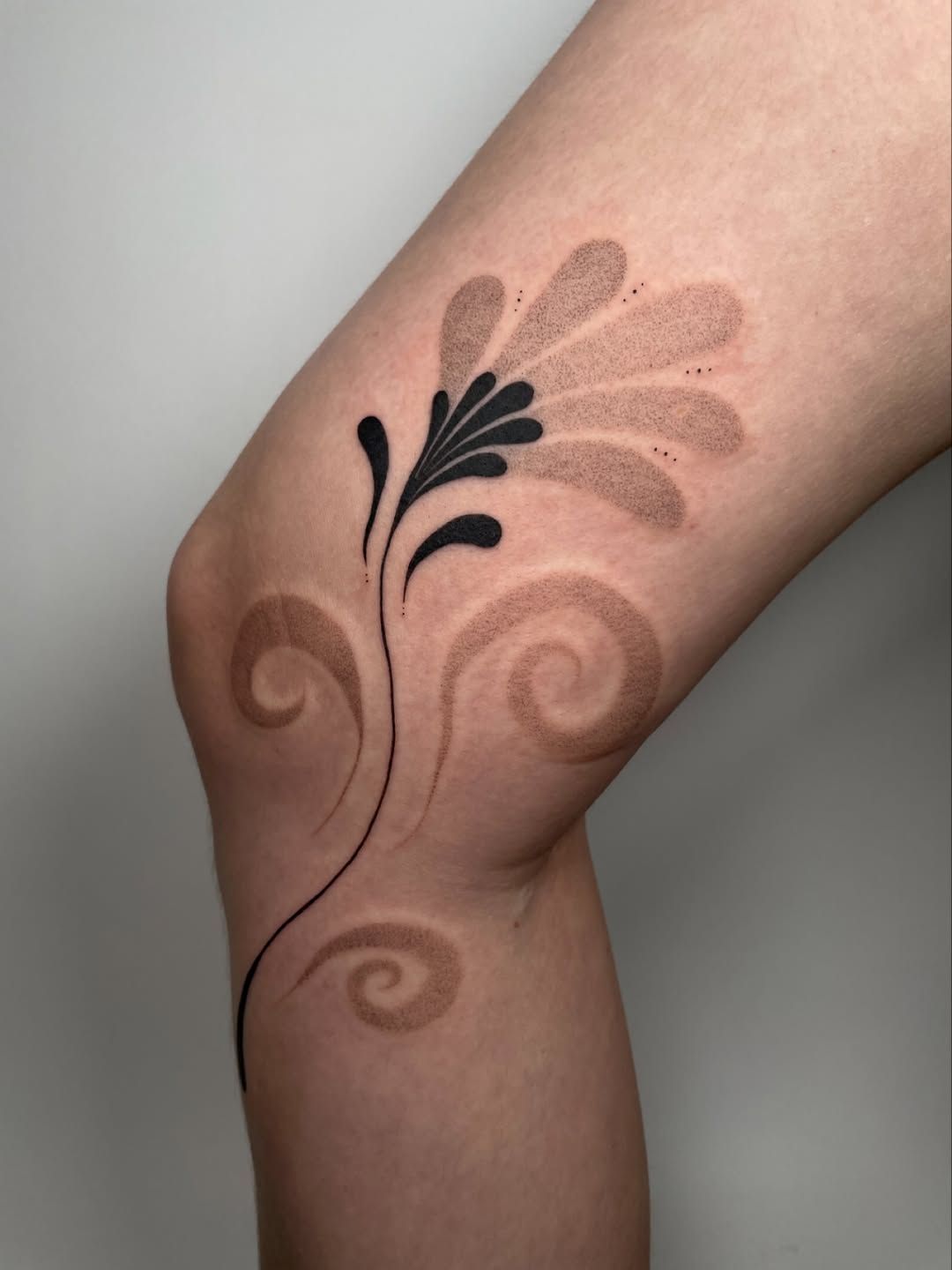 Florales Ornament Knie-Tattoo im Dotwork Style auf Knie / Kniekehle von studio_atelier13 in Hamburg