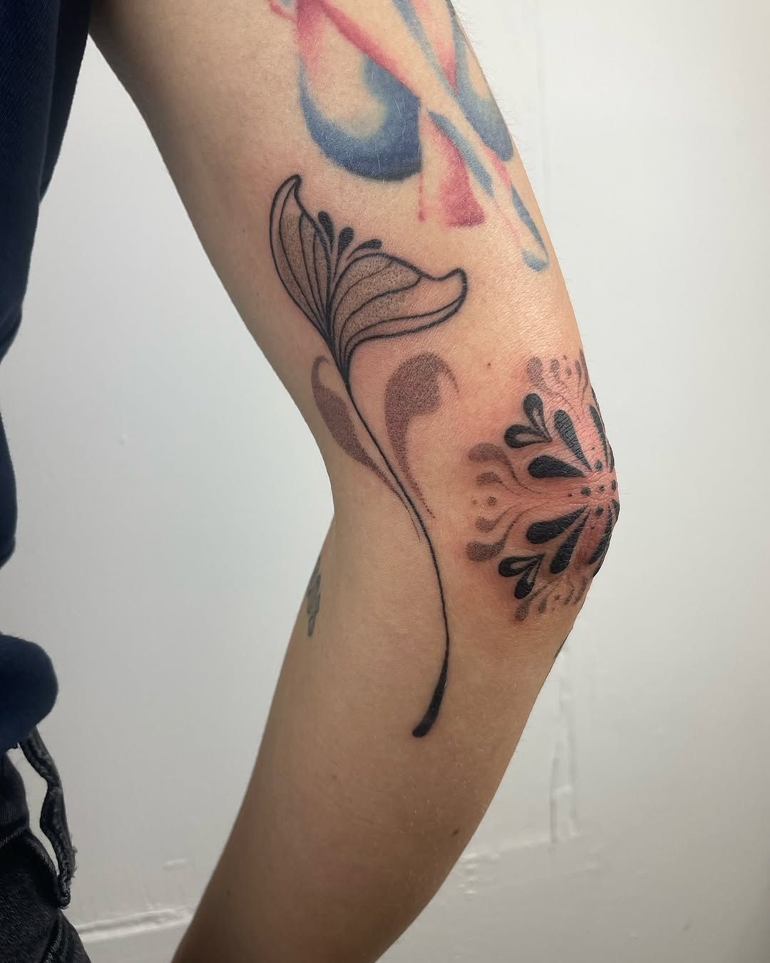 Florales Ornament Oberarm-Tattoo im Dotwork Style auf Oberarm von studio_atelier13 in Hamburg