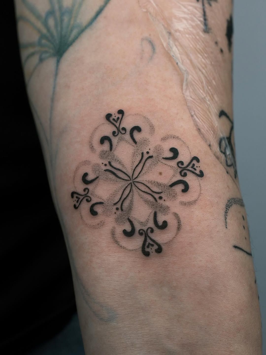 Mandala Dotwork Oberarm-Tattoo im Style auf Oberarm von studio_atelier13 in Hamburg