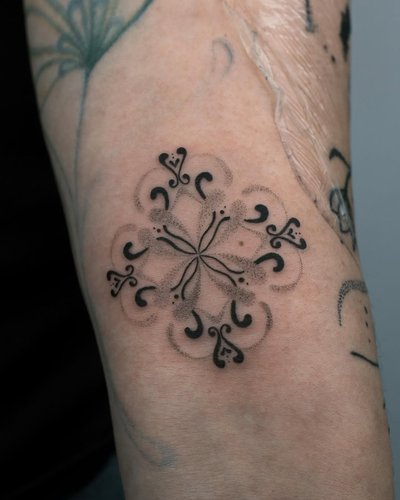Mandala Dotwork Oberarm-Tattoo im Style auf Oberarm von studio_atelier13 in Hamburg
