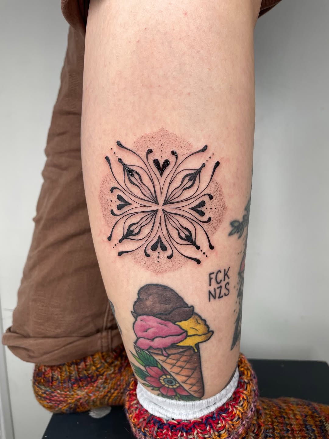 Mandala Dotwork Wade-Tattoo im Style auf Wade von studio_atelier13 in Hamburg