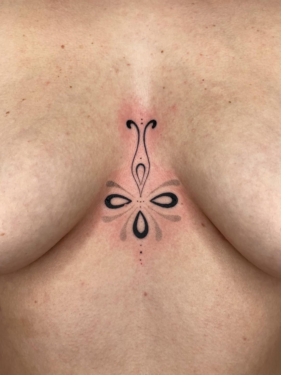 Ornamentales Muster Brust-Tattoo im Dotwork Style auf Brust von studio_atelier13 in Hamburg
