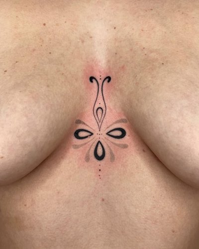 Ornamentales Muster Brust-Tattoo im Dotwork Style auf Brust von studio_atelier13 in Hamburg