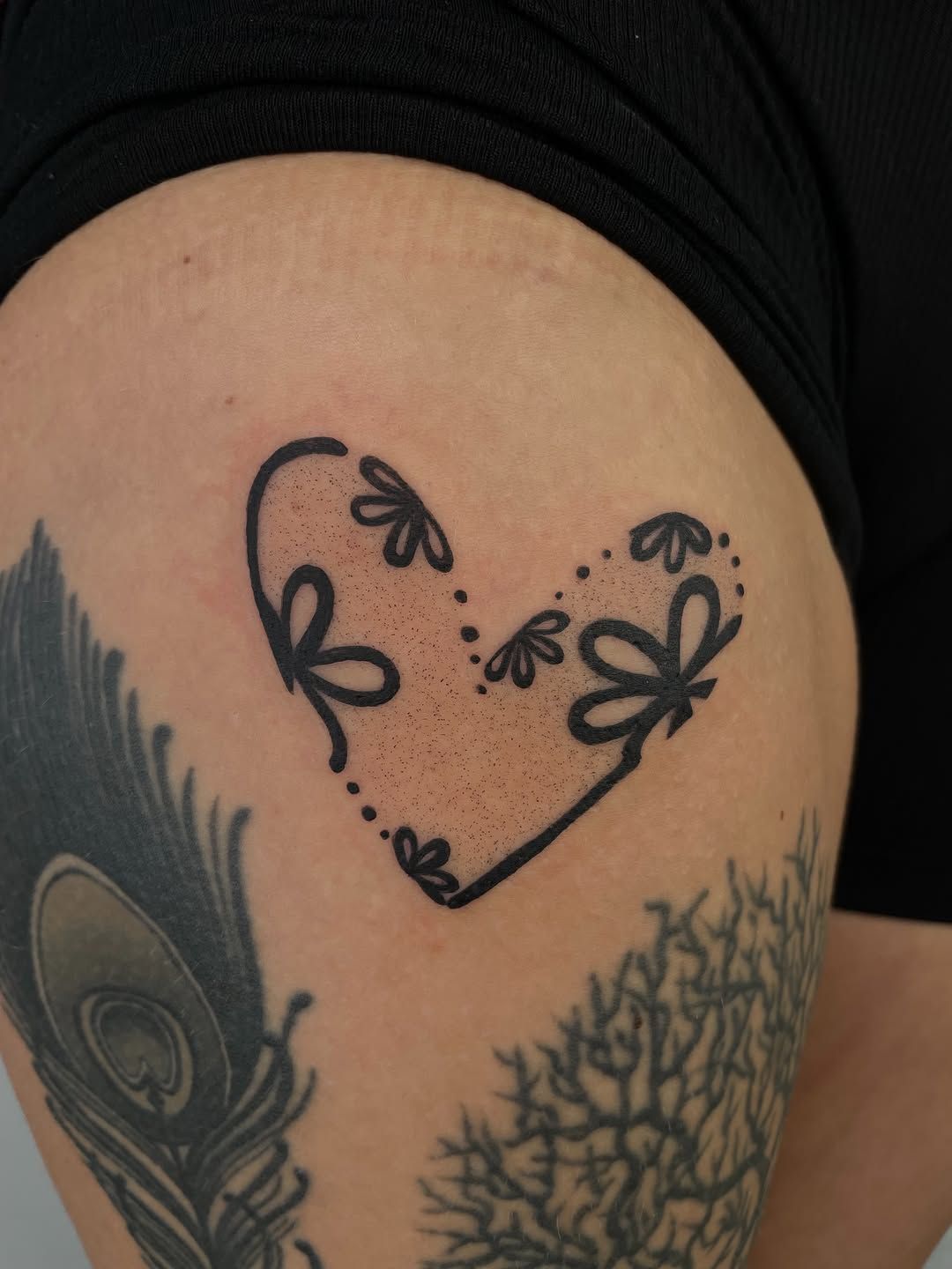 Herz Fineline Oberschenkel-Tattoo im Style auf Oberschenkel von studio_atelier13 in Hamburg
