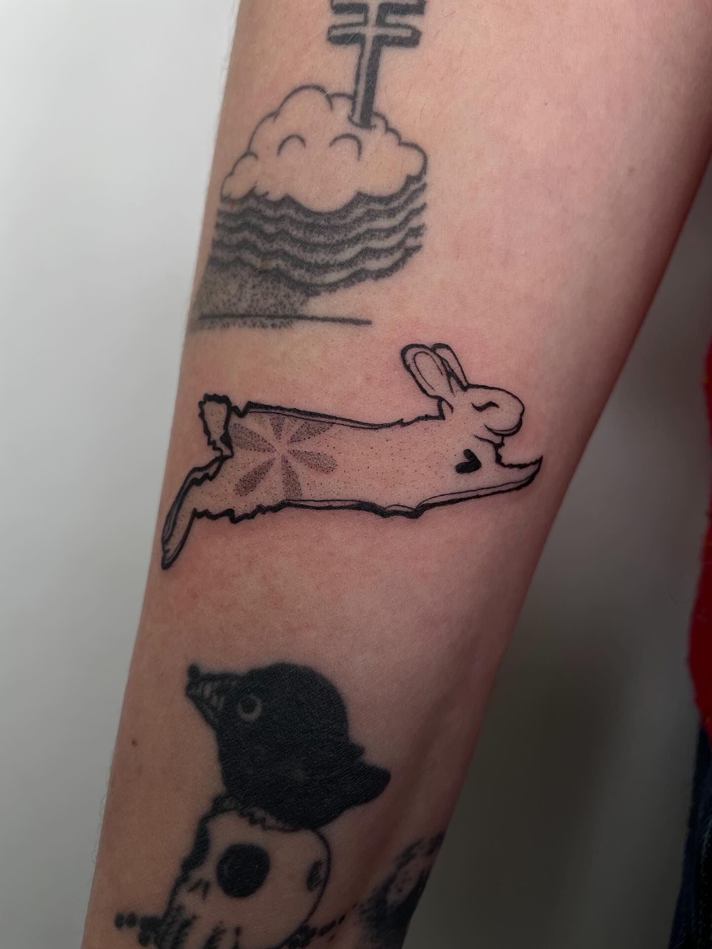 Hase Illustrative Unterarm-Tattoo im Style auf Unterarm von studio_atelier13 in Hamburg