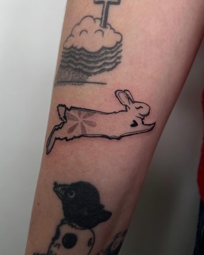 Hase Illustrative Unterarm-Tattoo im Style auf Unterarm von studio_atelier13 in Hamburg