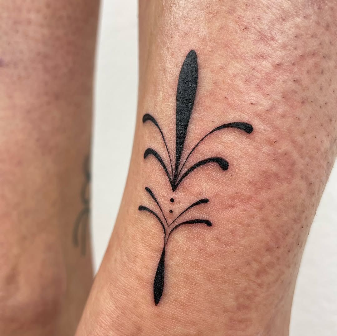 Ornamentales Muster Bein-Tattoo im Line Work Style auf Bein von studio_atelier13 in Hamburg