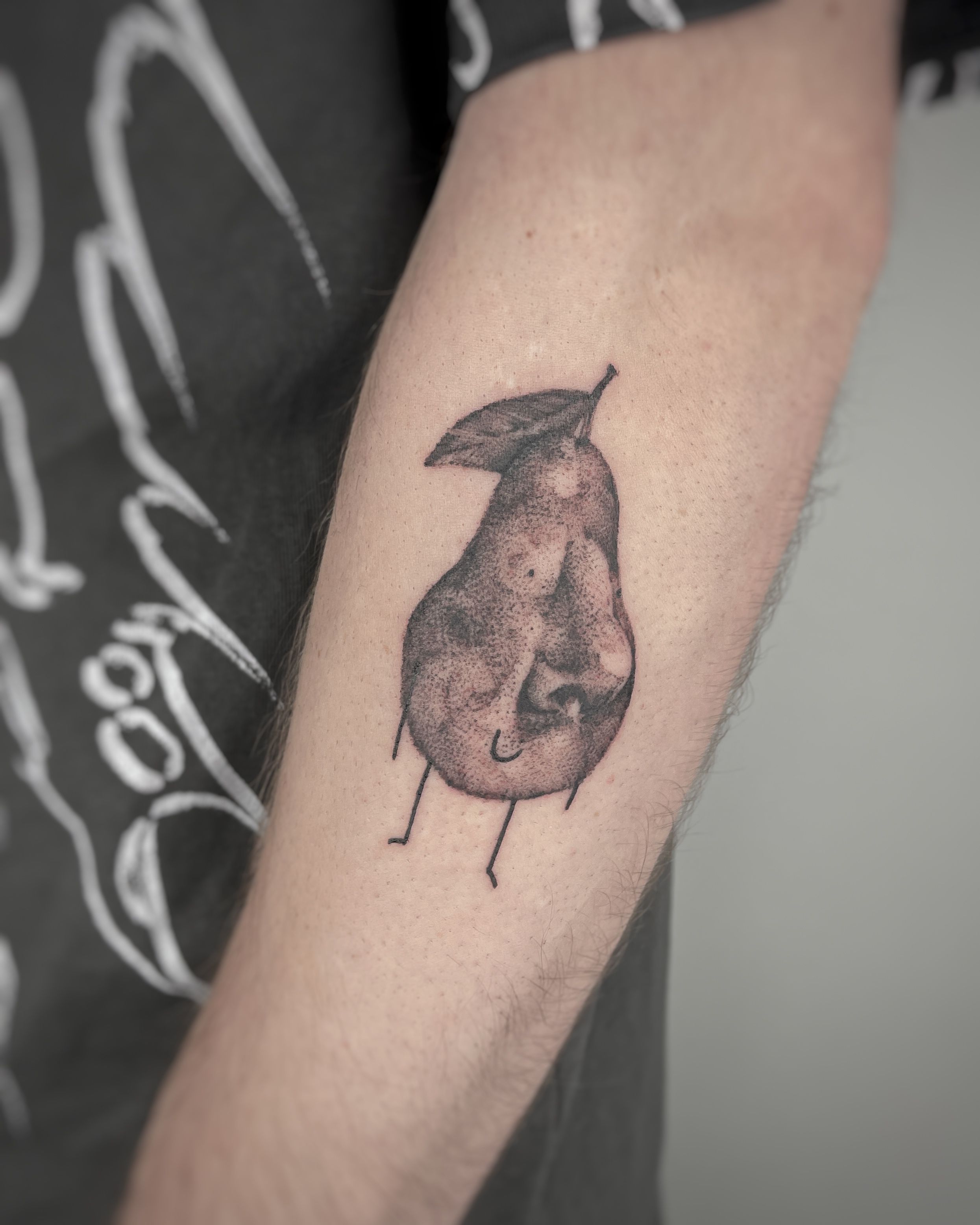 Birnemann im Microrealistic Style auf Unterarm von mansiehtsichmal.tattooo in Leipzig