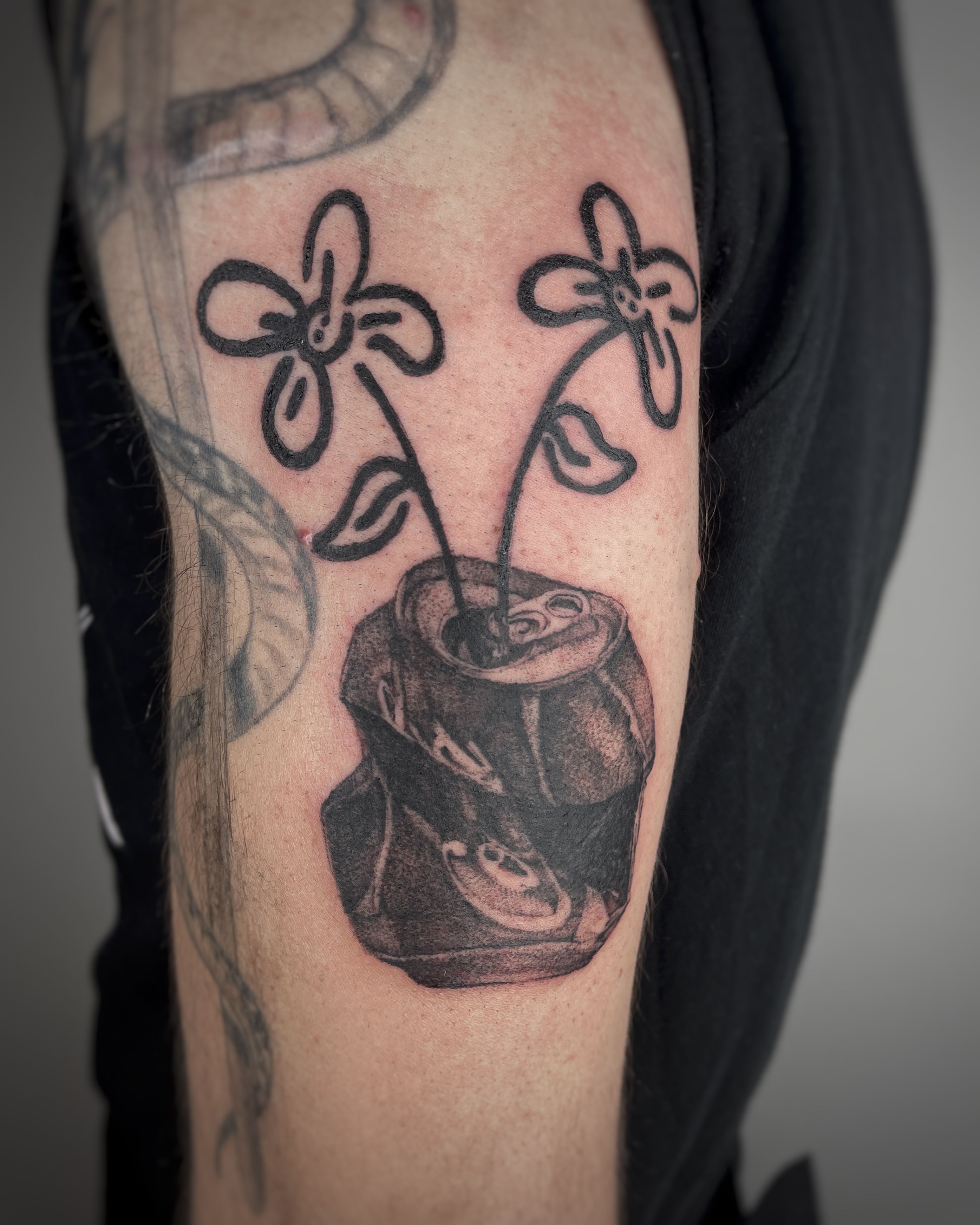 Blume in Dose im Microrealistic Style auf Oberarm von mansiehtsichmal.tattooo Leipzig