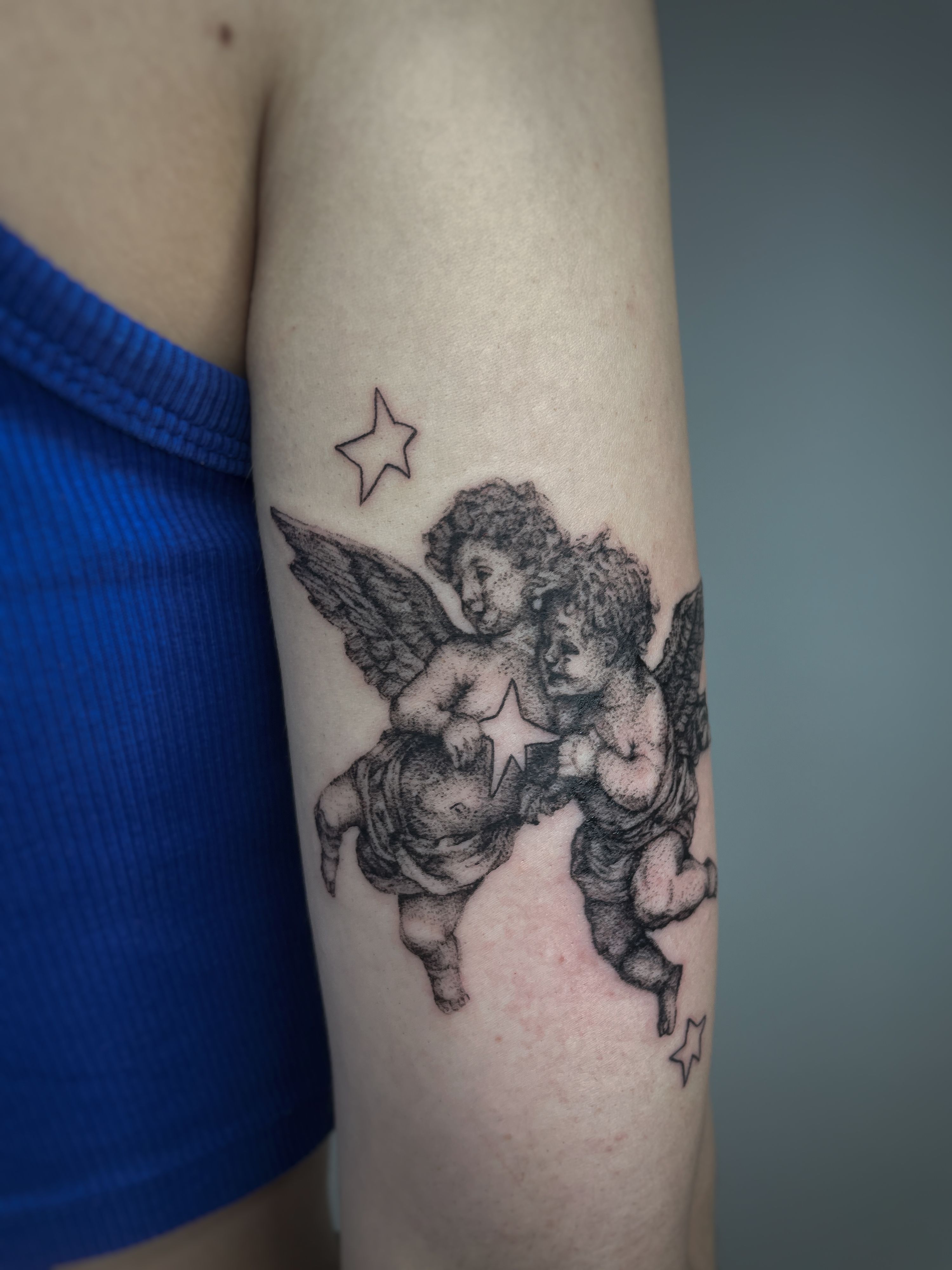 Engelchen im Microrealistic Style auf Oberarm von mansiehtsichmal.tattooo in Leipzig
