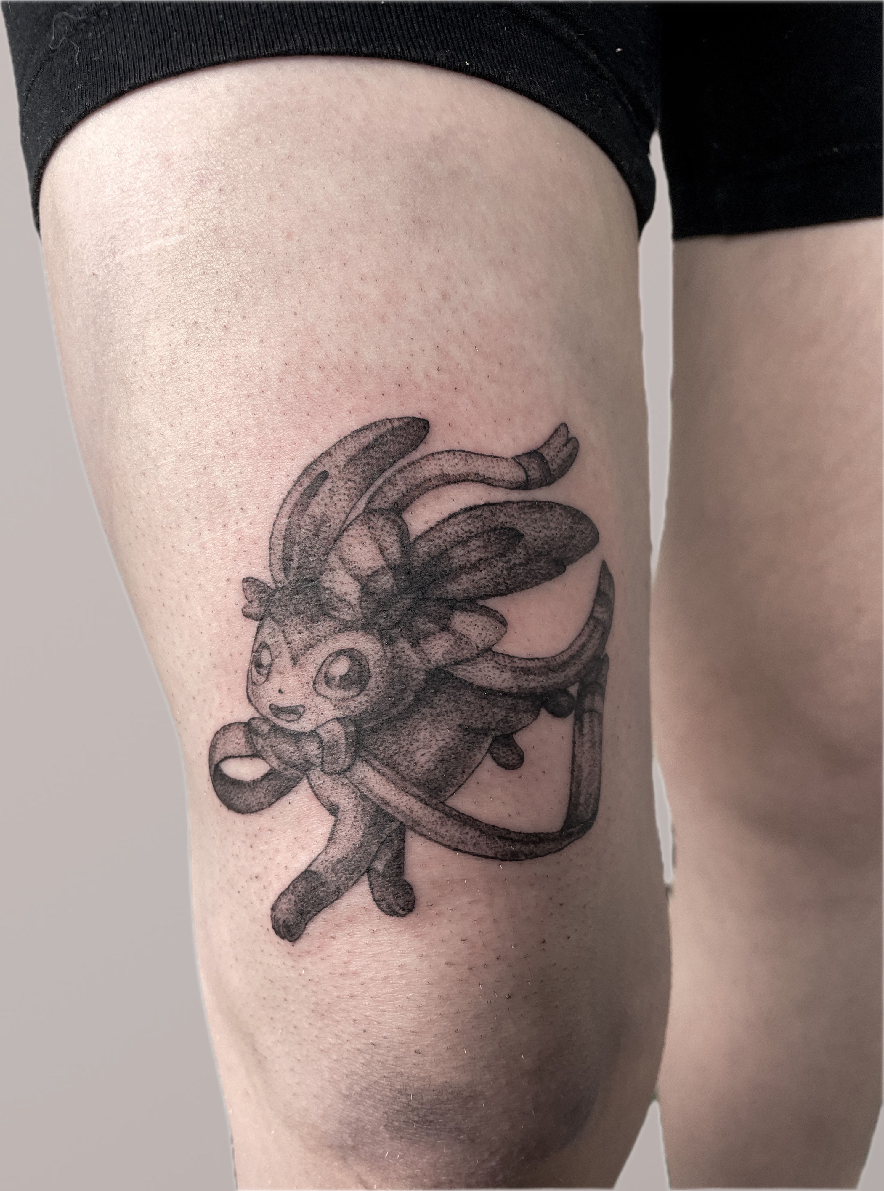 Pokemon Feelinara im Microrealistic Style auf Oberschenkel von mansiehtsichmal.tattooo in Leipzig