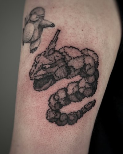 Pokemon Tattoo Onix im Microrealistic Style auf Unterarm von mansiehtsichmal.tattooo in Leipzig