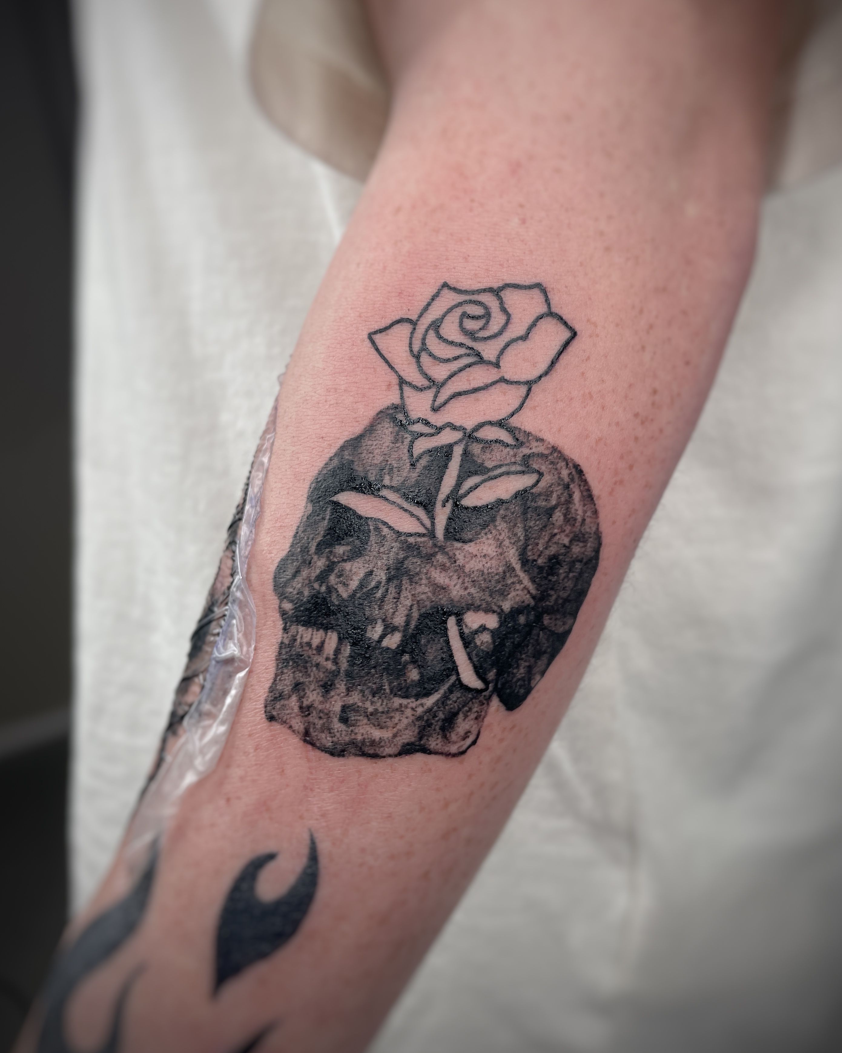 Schädel mit Rose im Microrealistic Style auf Unterarm von mansiehtsichmal.tattooo in Leipzig