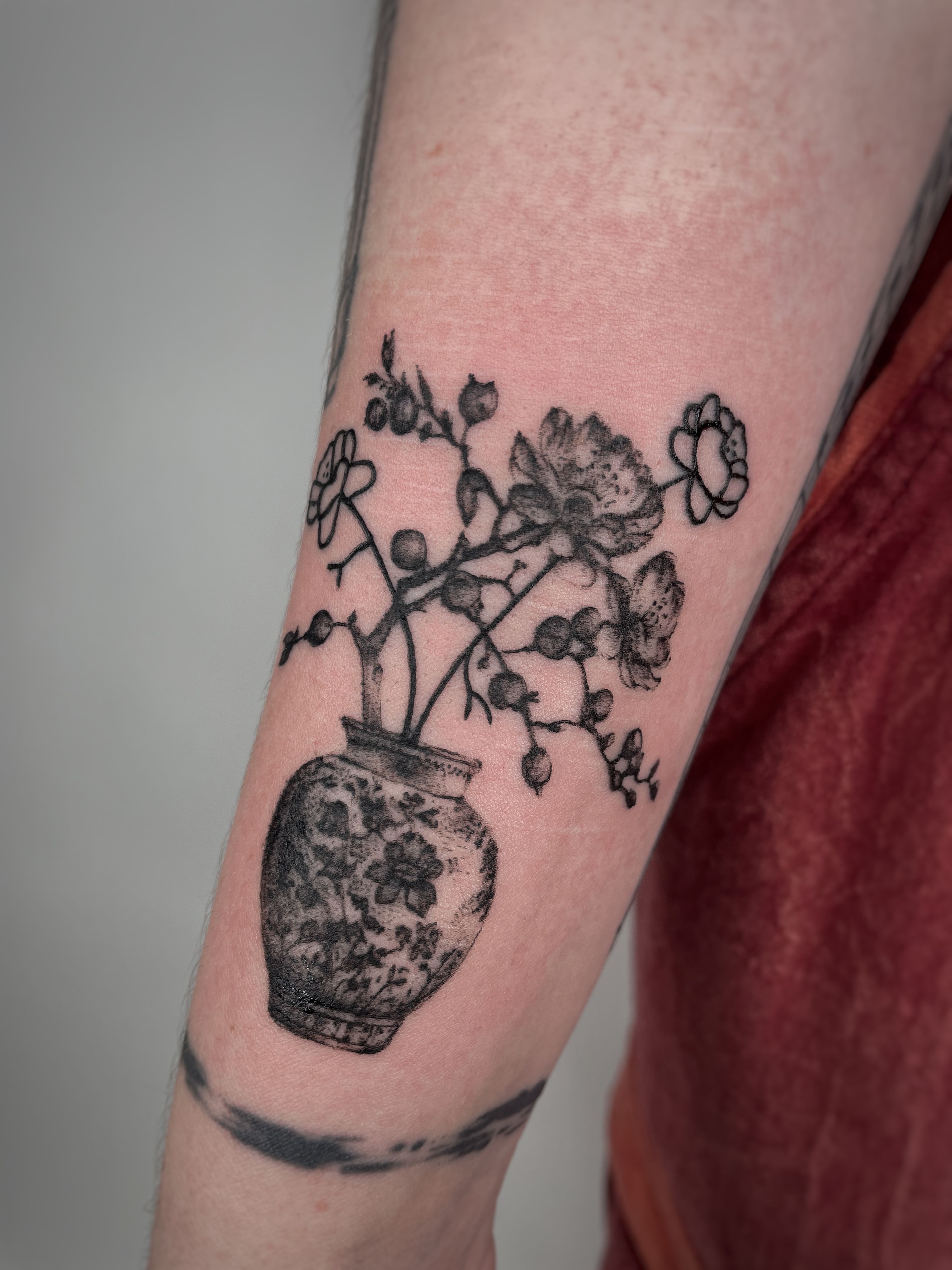 schöne Blümchen in Vase im Microrealistic Style auf Unterarm von mansiehtsichmal.tattooo Leipzig