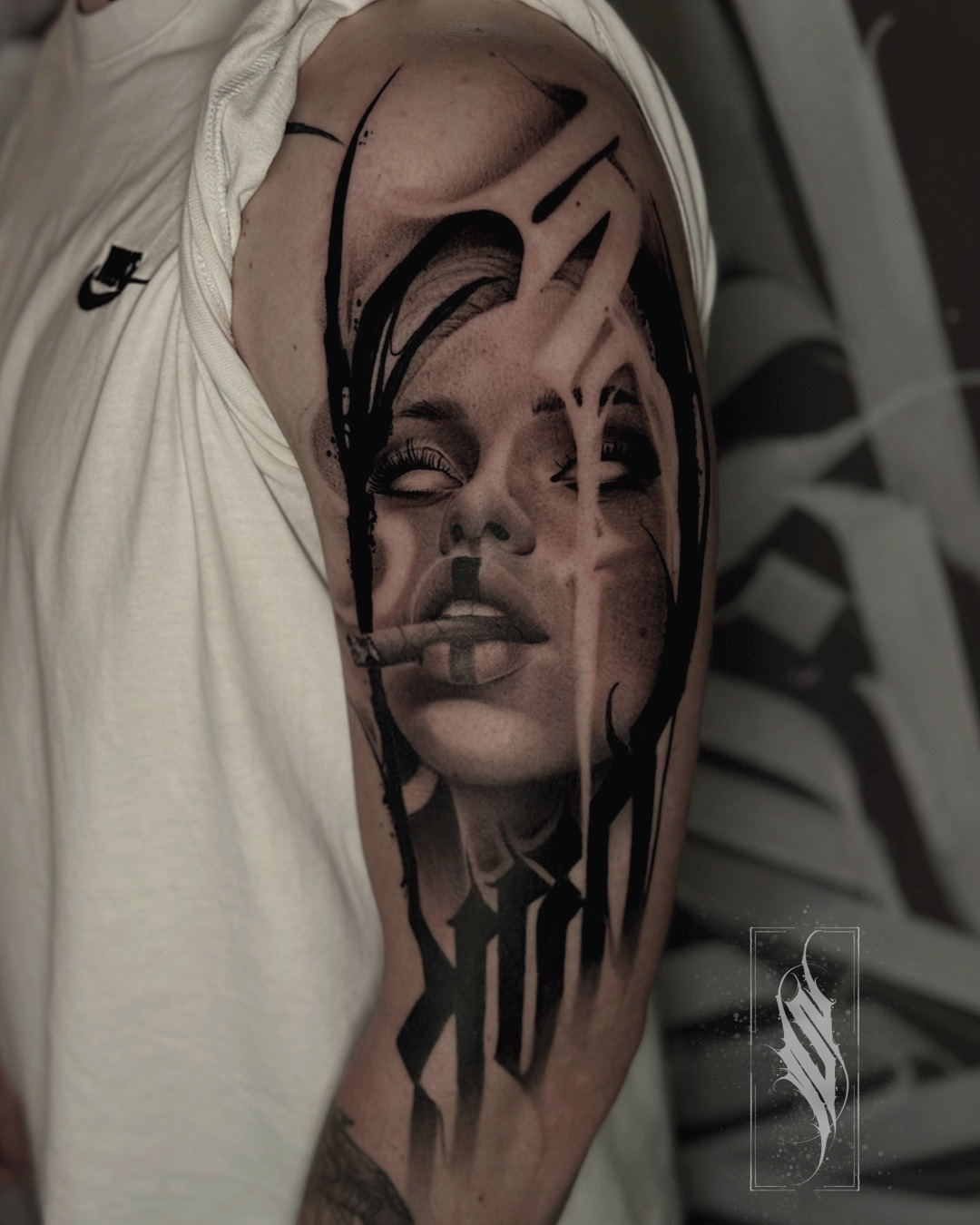 Abstract realistic im Style auf Oberarm von Sorag Letters in Wildau