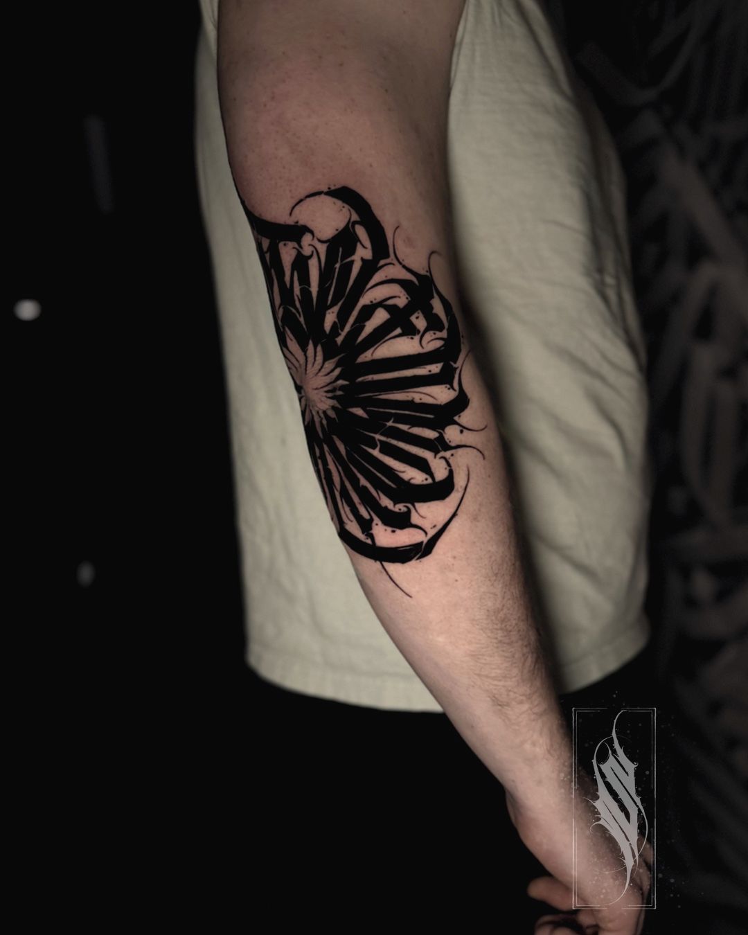 Calligraffiti Circle im Abstract Style auf Oberarm von Solution Ink in Wildau