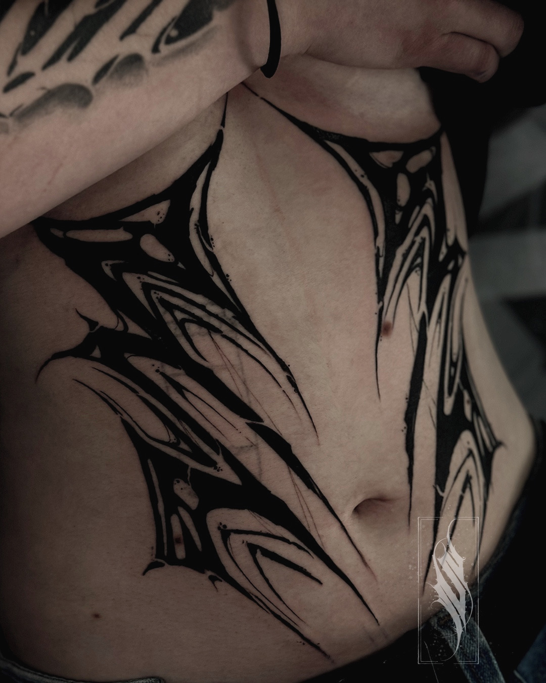 Custom Tribals Bauch im Abstract Style auf von Sorag Letters in Wildau