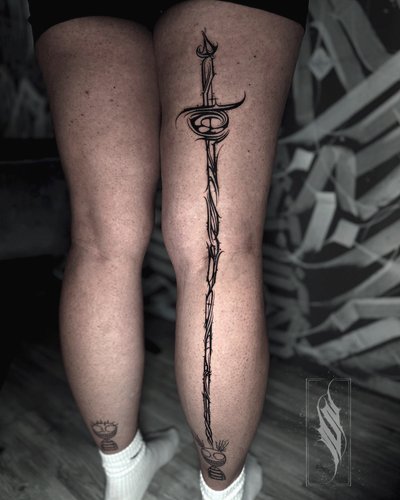Lettering Schwert im Abstract Style auf Bein von Solution Ink in Wildau