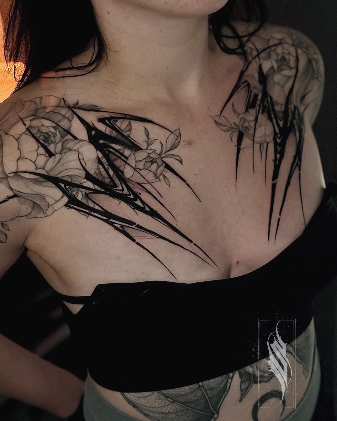 Ornamente Blastover Brust im Abstract Style auf von Solution Ink in Wildau