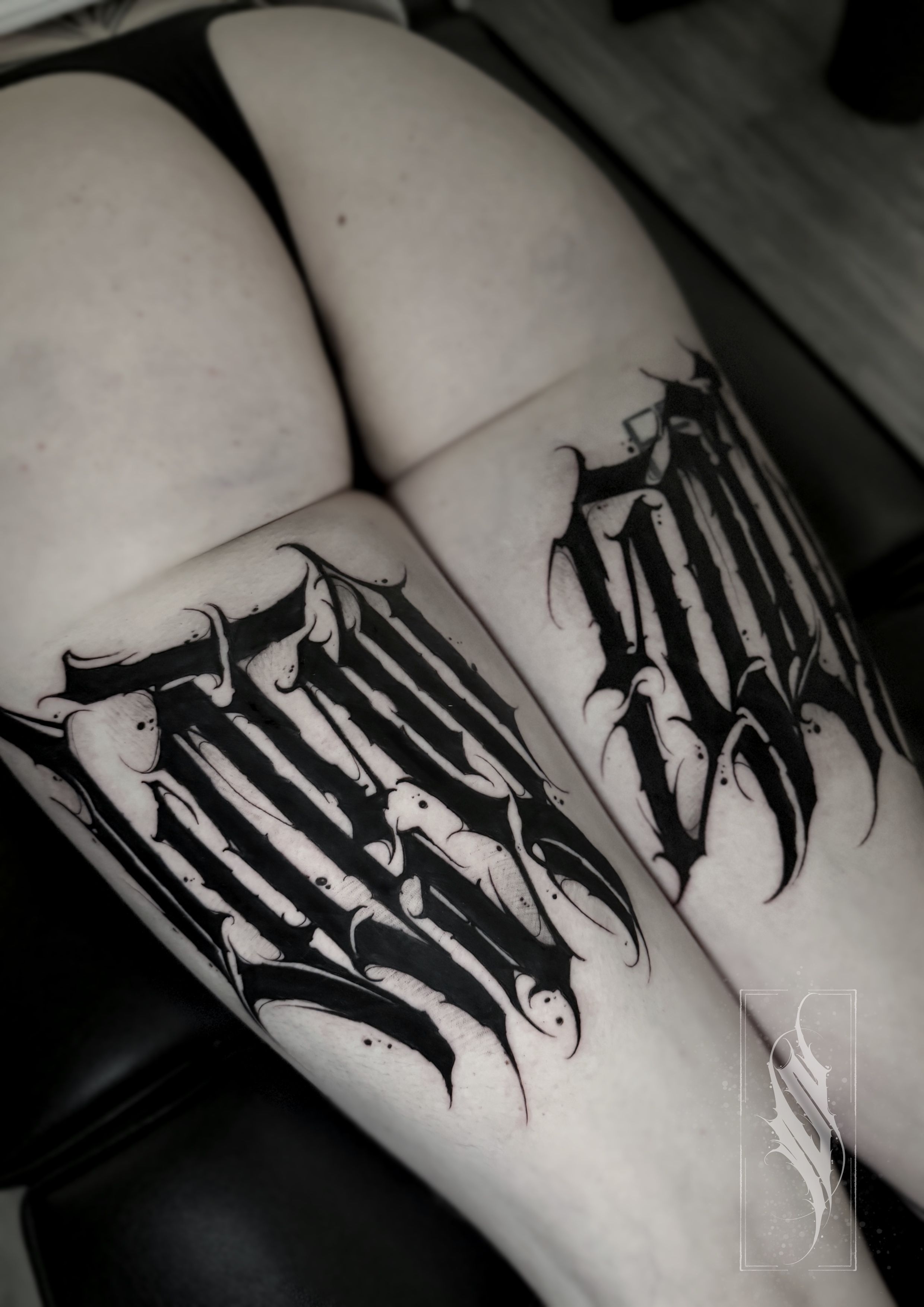 Lettering Oberschenkel im Blackwork Style auf von Solution Ink in Wildau