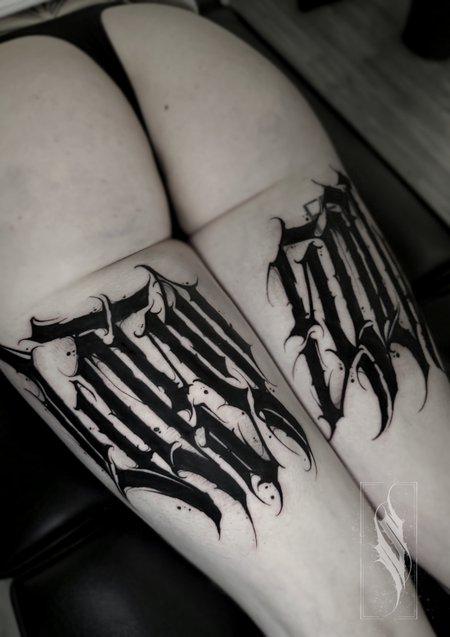 Lettering Oberschenkel in Blackwork style on Thigh by Solution Ink Wildau